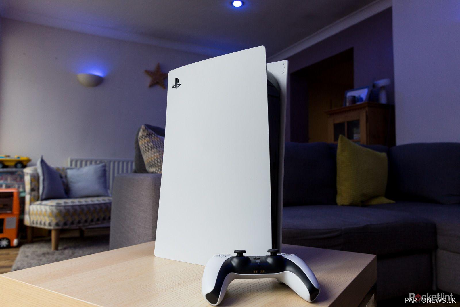 PS5 به صورت عمودی روی یک میز ایستاده بود
