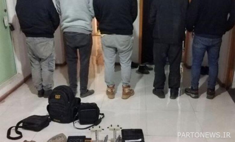 اكتشاف 7 أجهزة كشف معادن واعتقال 22 حفاراً غير قانوني في كيلان