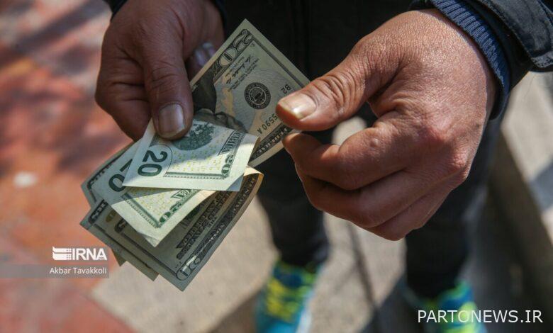 Fluctuation of currency rates in the country's currency exchange center