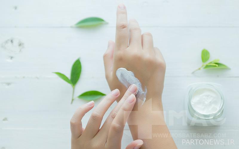 Using hand cream to prevent peeling of the palms