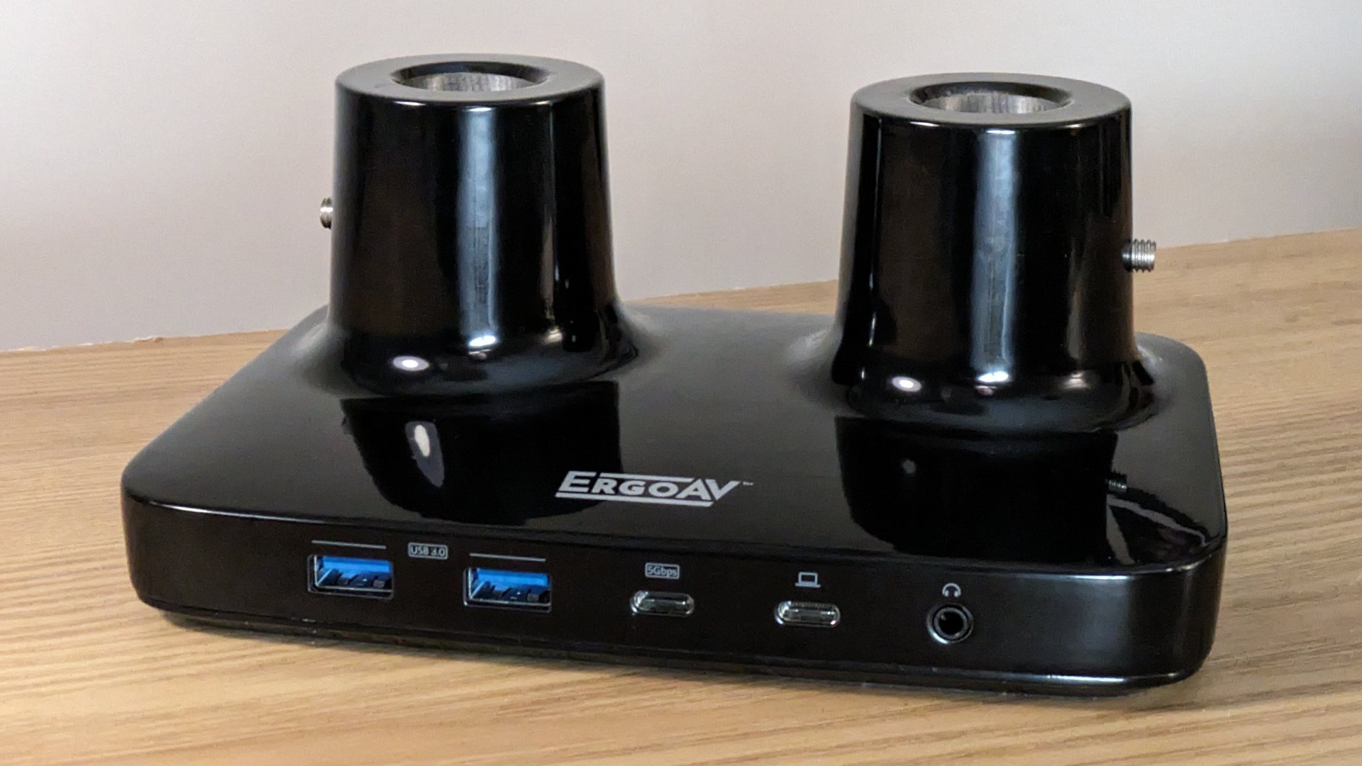 پایه میز حرکت ErgoAV با ایستگاه اتصال، پایه مانیتور دو بازویی با عکس‌های بررسی هاب USB-C