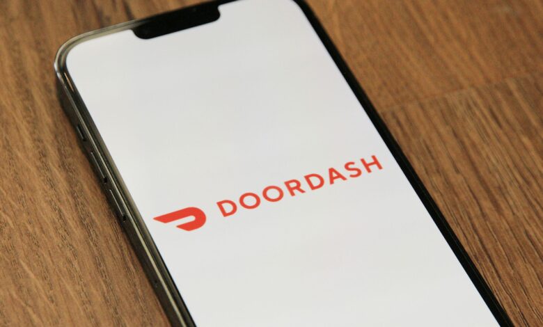 نحوه سفارش با DoorDash و چه چیزی آن را بهتر از GrubHub می کند