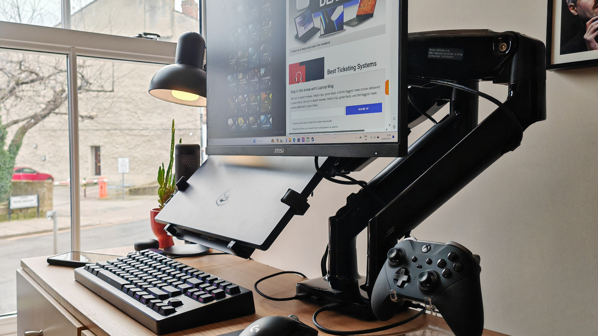 پایه میز حرکت ErgoAV با ایستگاه اتصال، پایه مانیتور دو بازویی با عکس‌های بررسی هاب USB-C