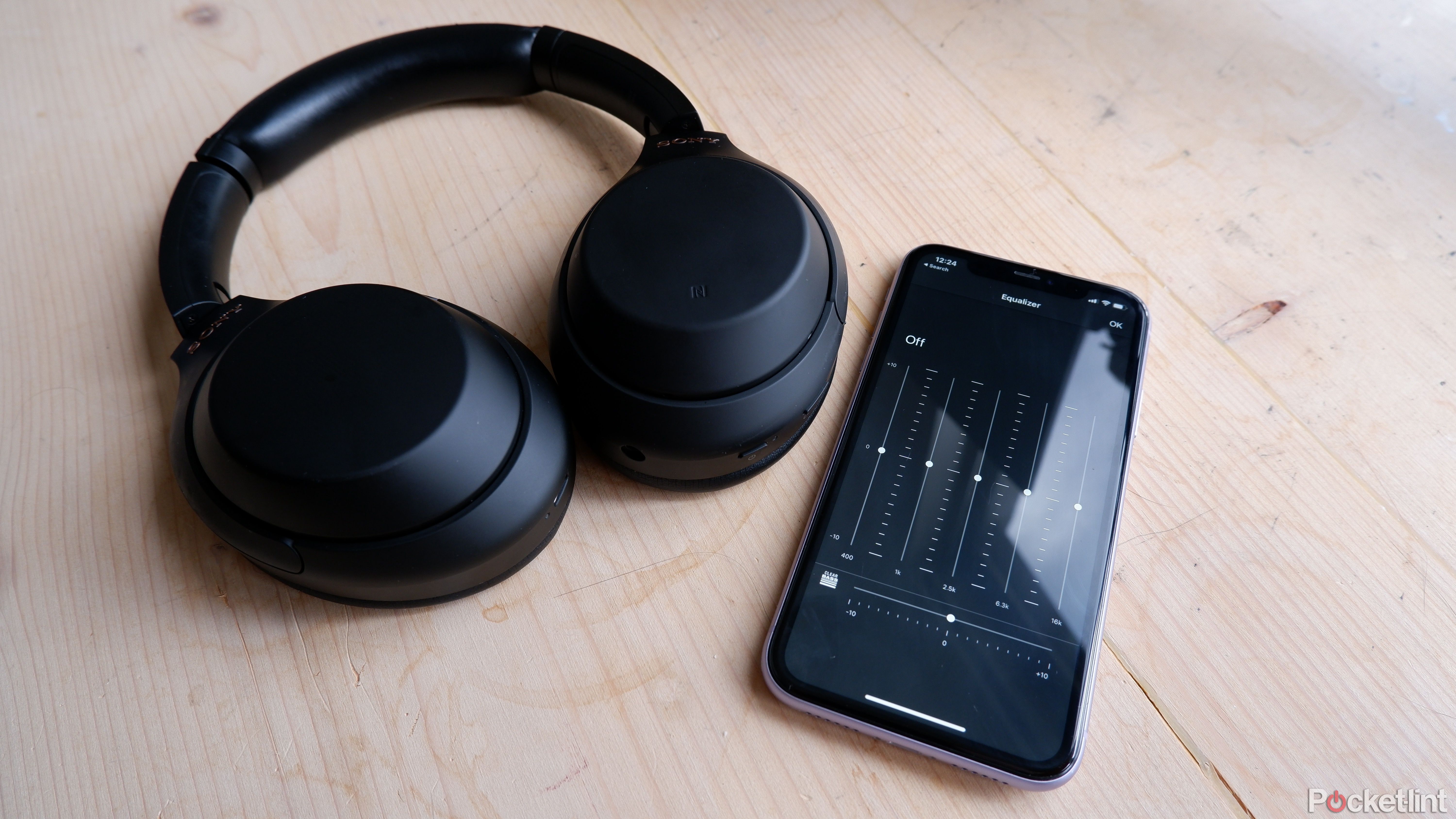 Sony WH-1000XM4 در کنار تلفنی با برنامه هدفون سونی باز است و اکولایزر را نشان می دهد.