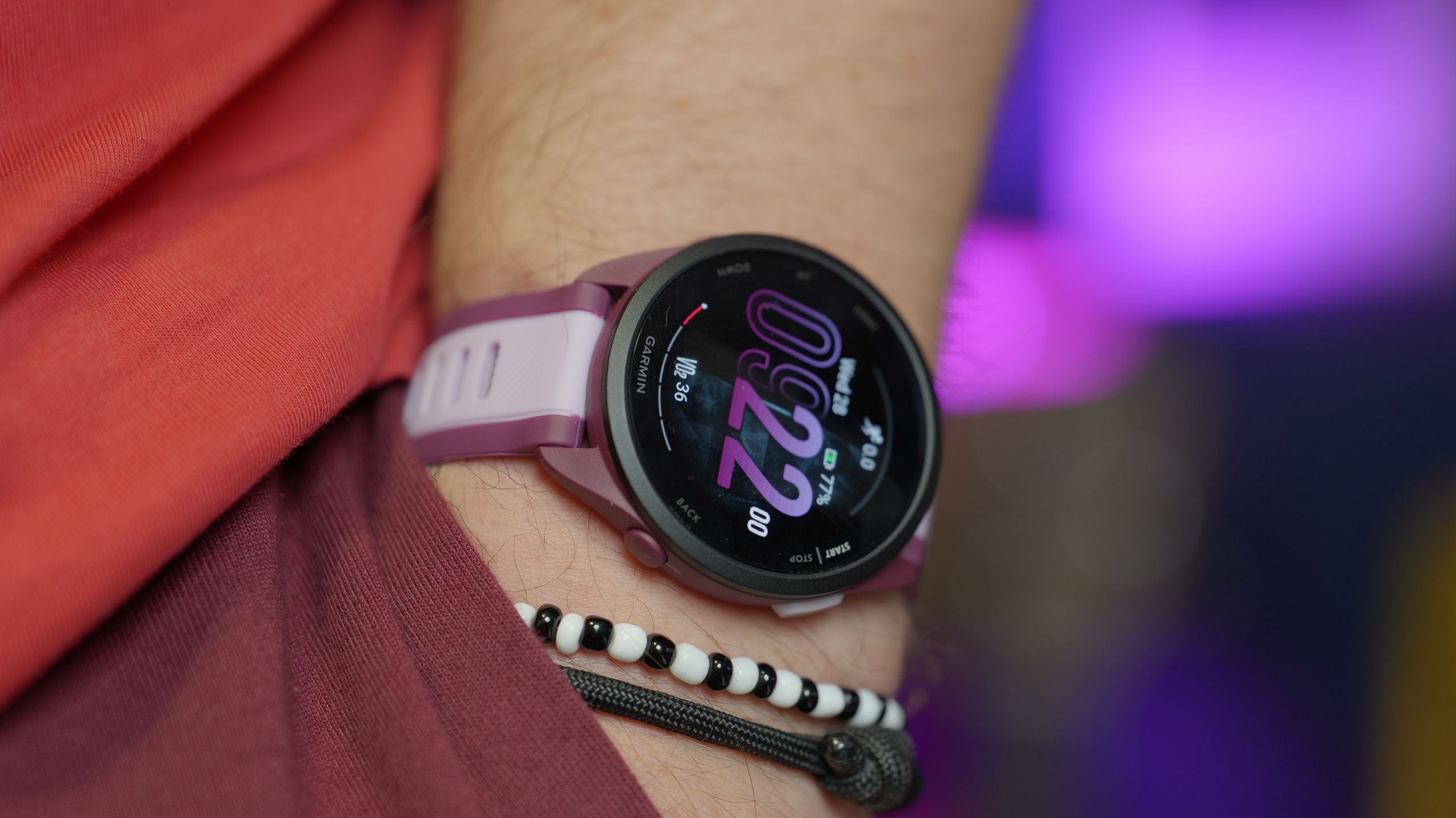 Garmin Forerunner 165 دارای صفحه نمایش OLED روشن است.
