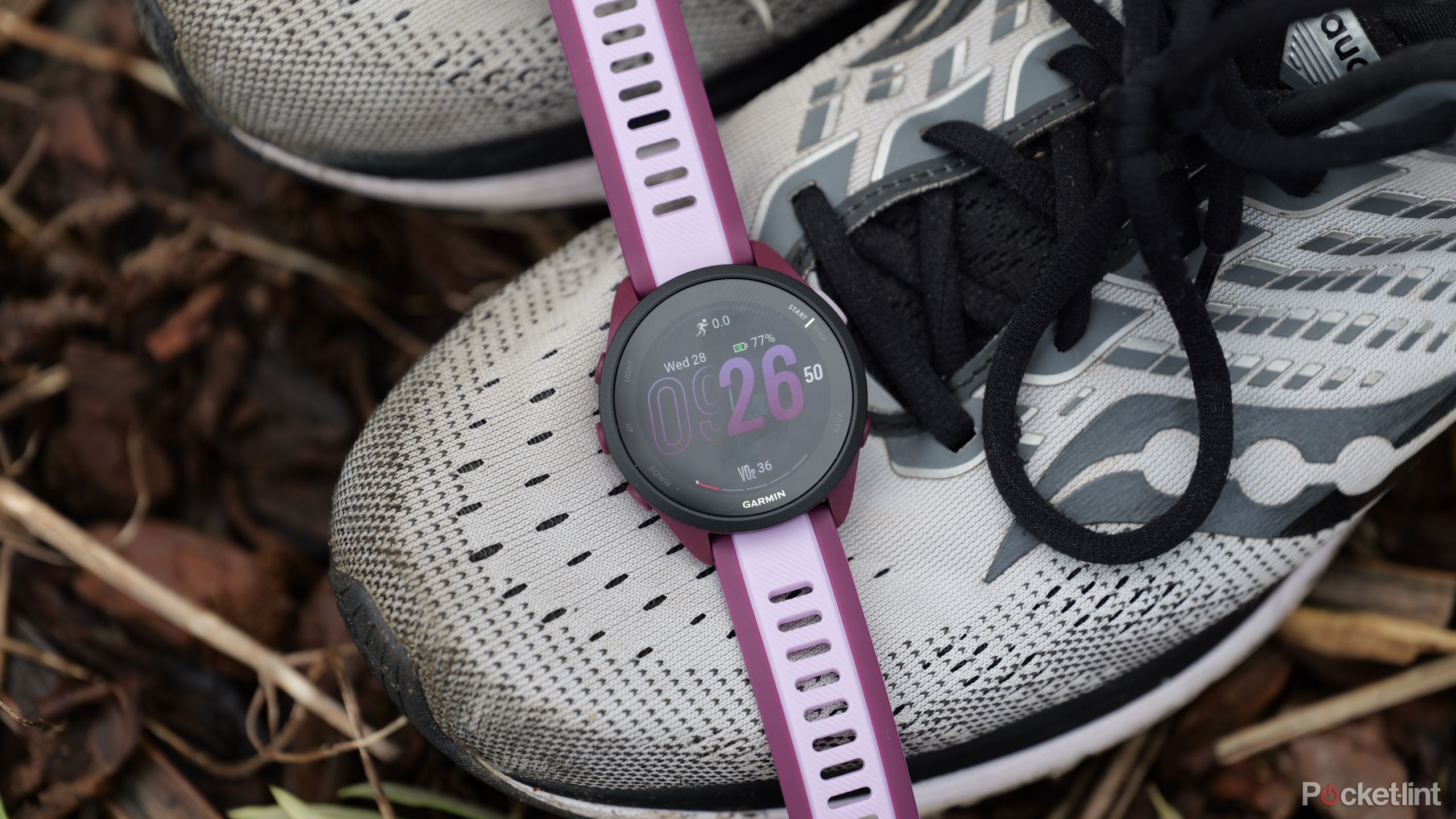 Garmin Forerunner 165 روی یک جفت کفش دویدن قرار می گیرد. 