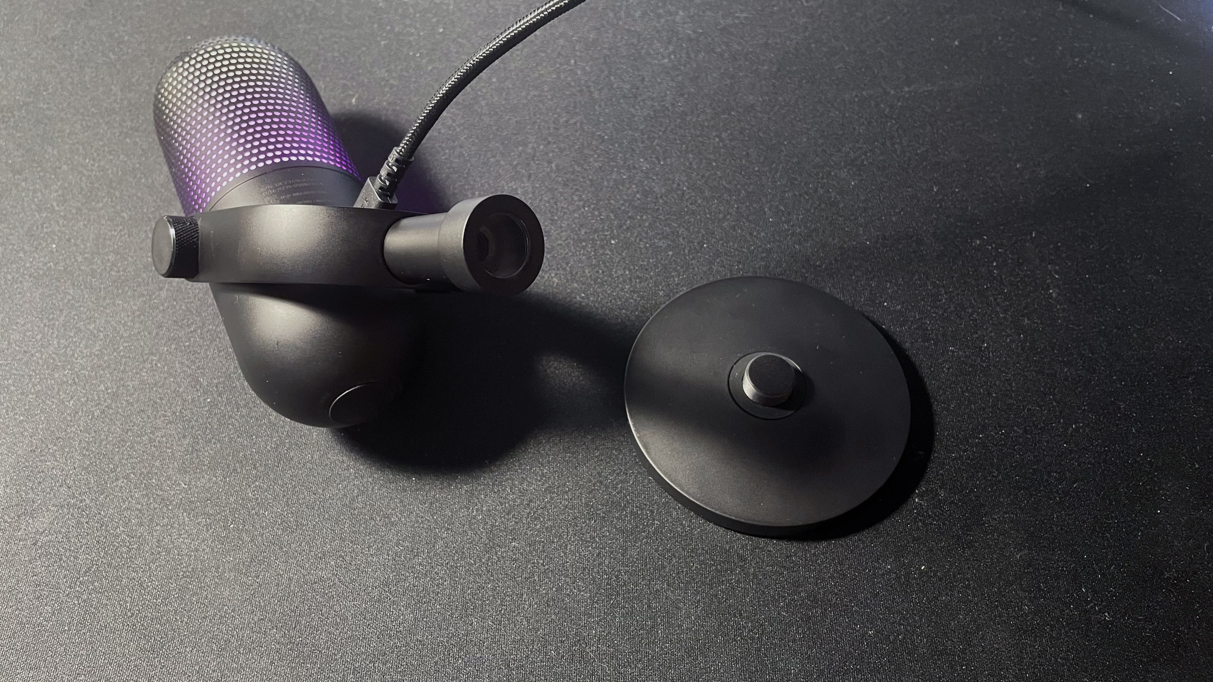 میکروفون Razer Seiren V3 Chroma با پایه جداشده