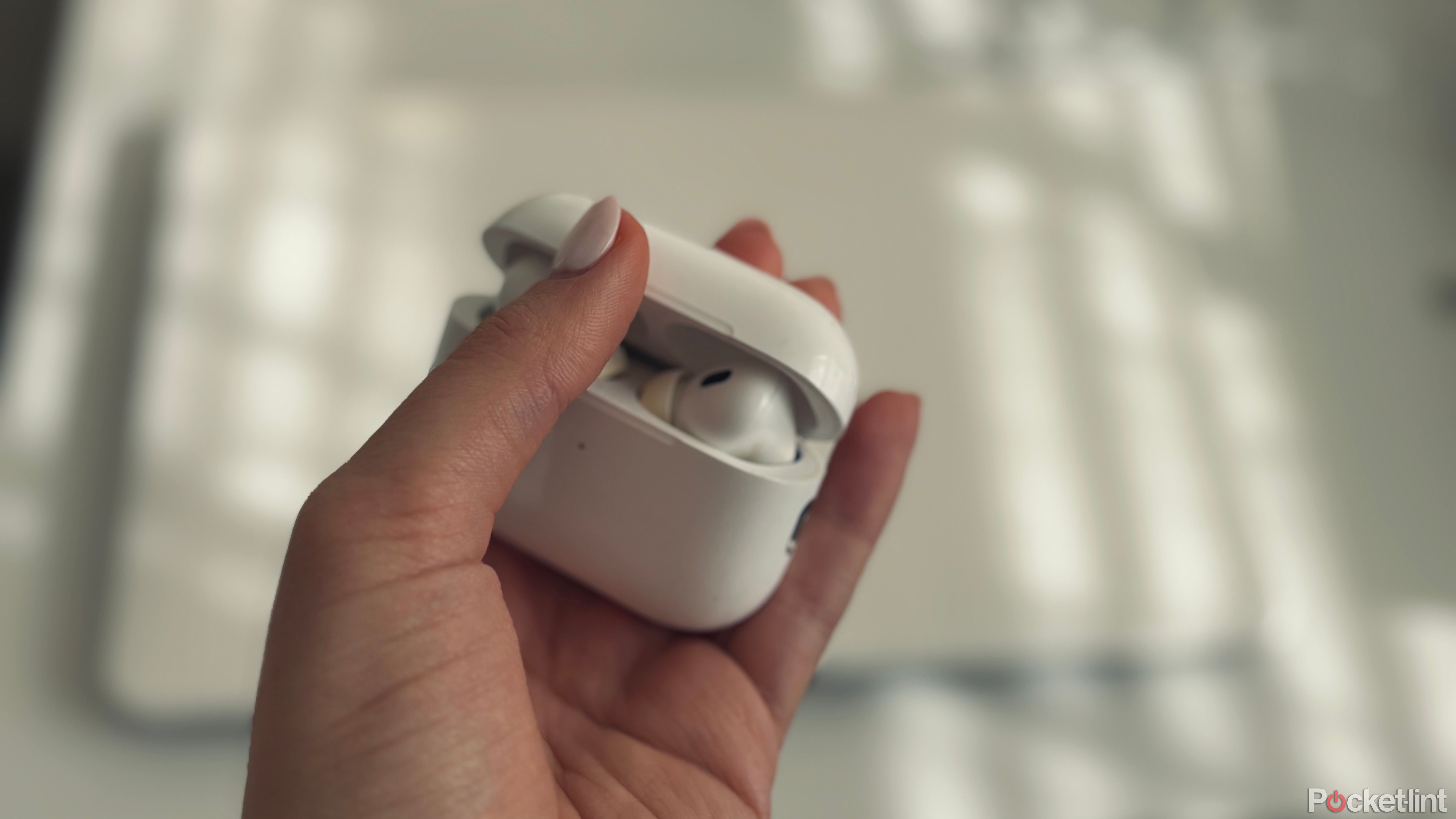 AirPods Pro 2 در دست