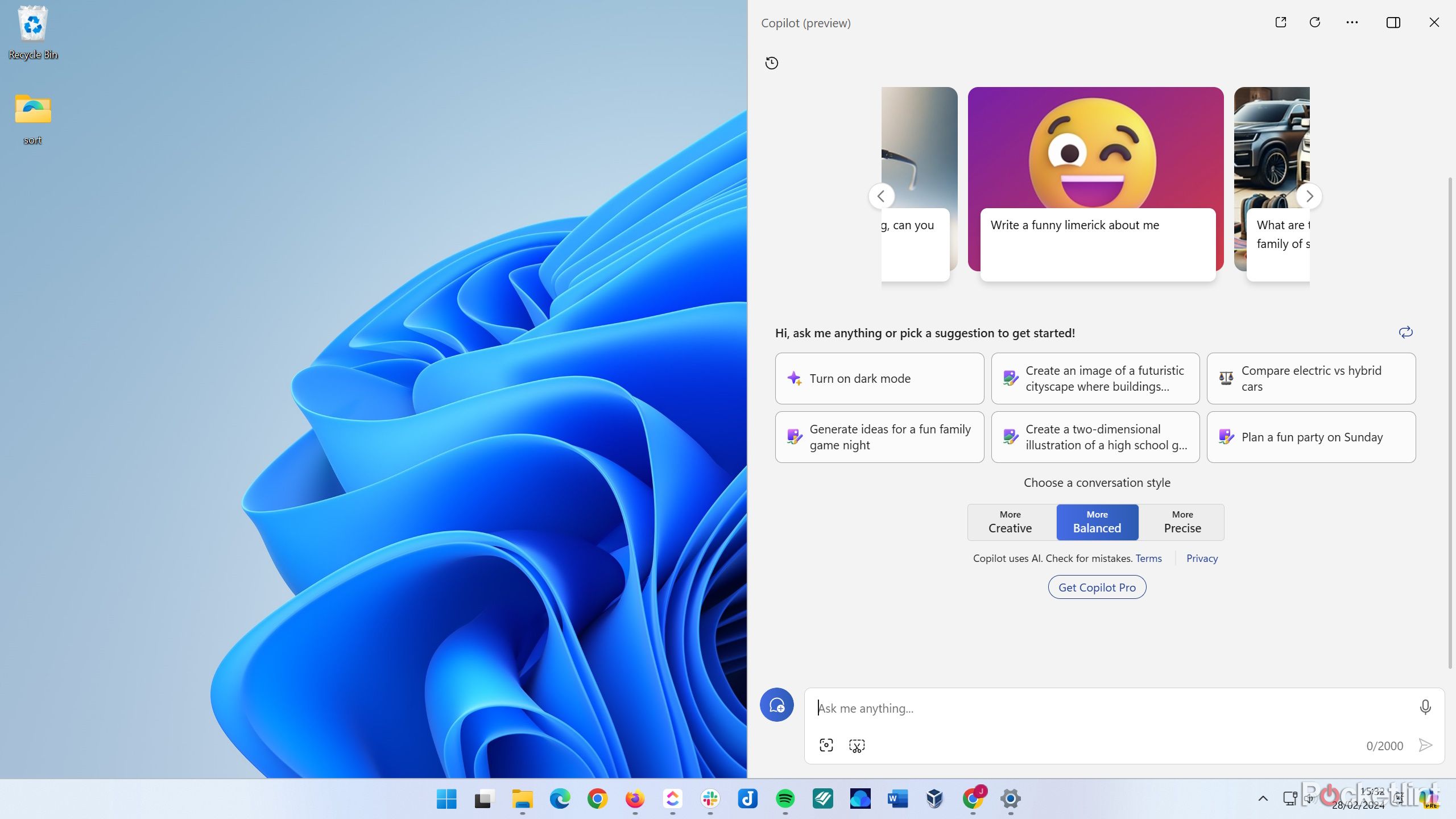 پنل Microsoft Copilot در ویندوز 11 نمایش داده می شود