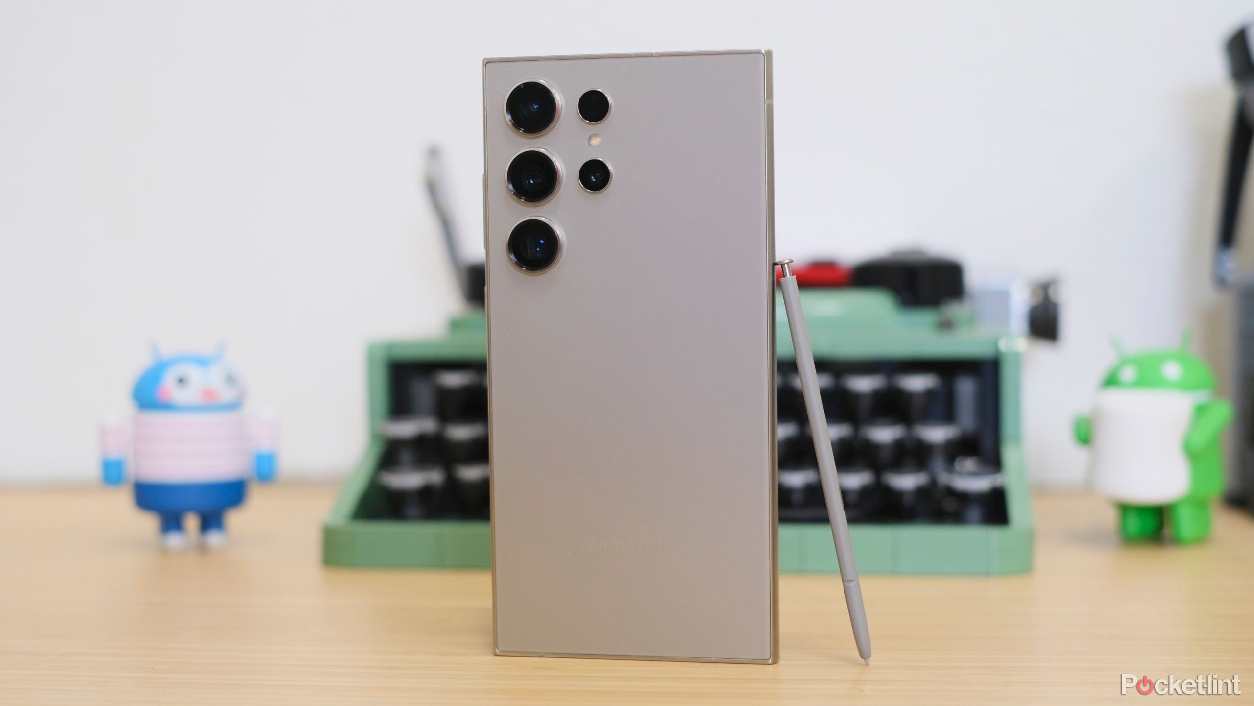 Samsung Galaxy S24 Ultra Standing با S Pen 2
