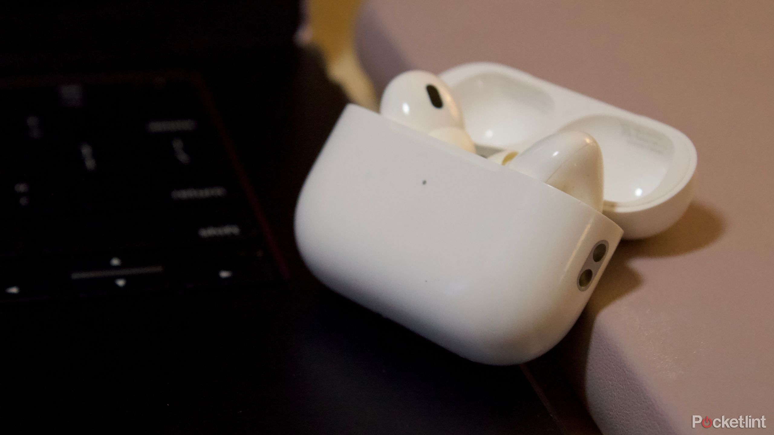 AirPods در کنار لپ تاپ