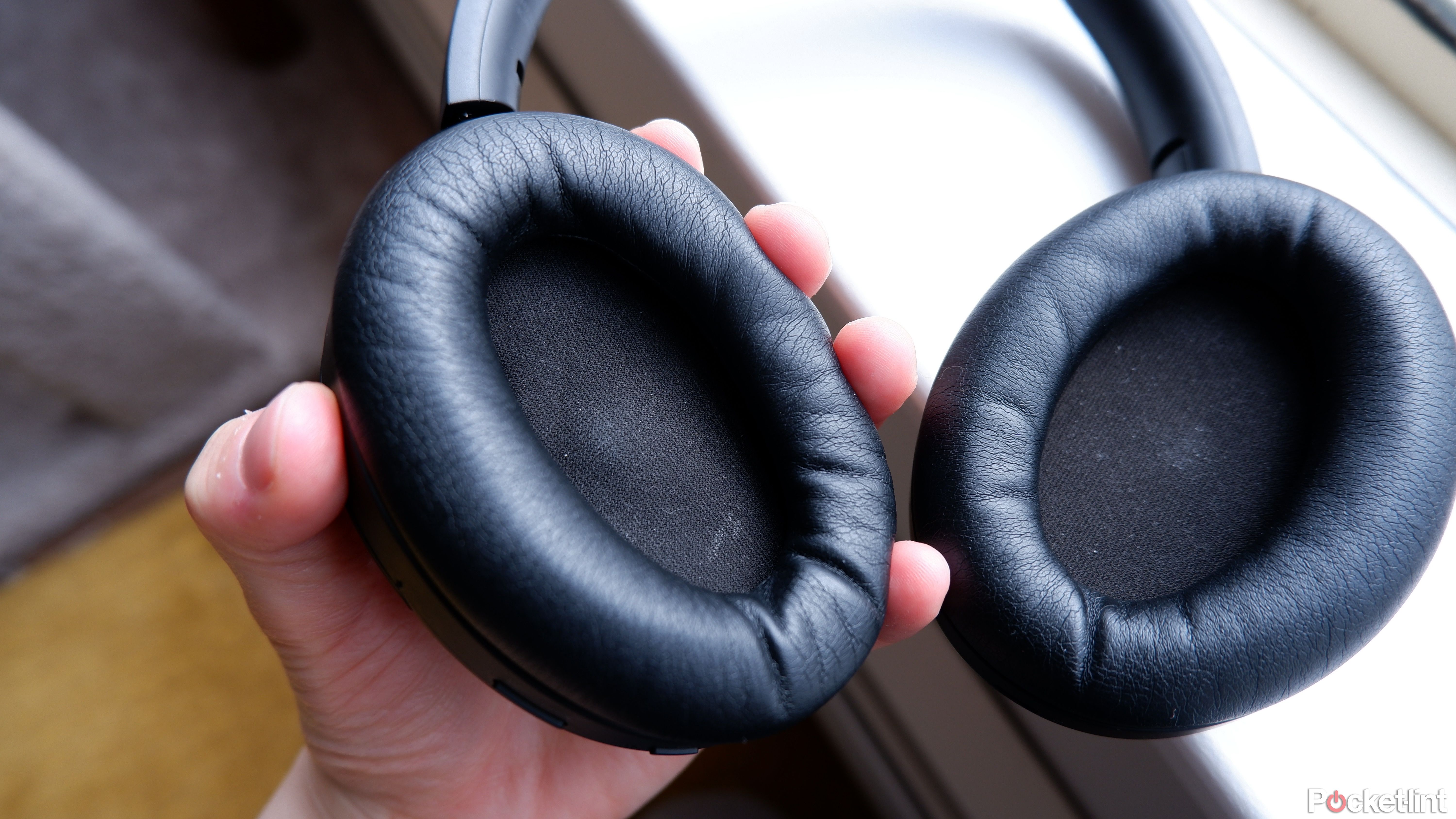 لیوان گوش سونی WH-1000XM4 در دست گرفته شده است.