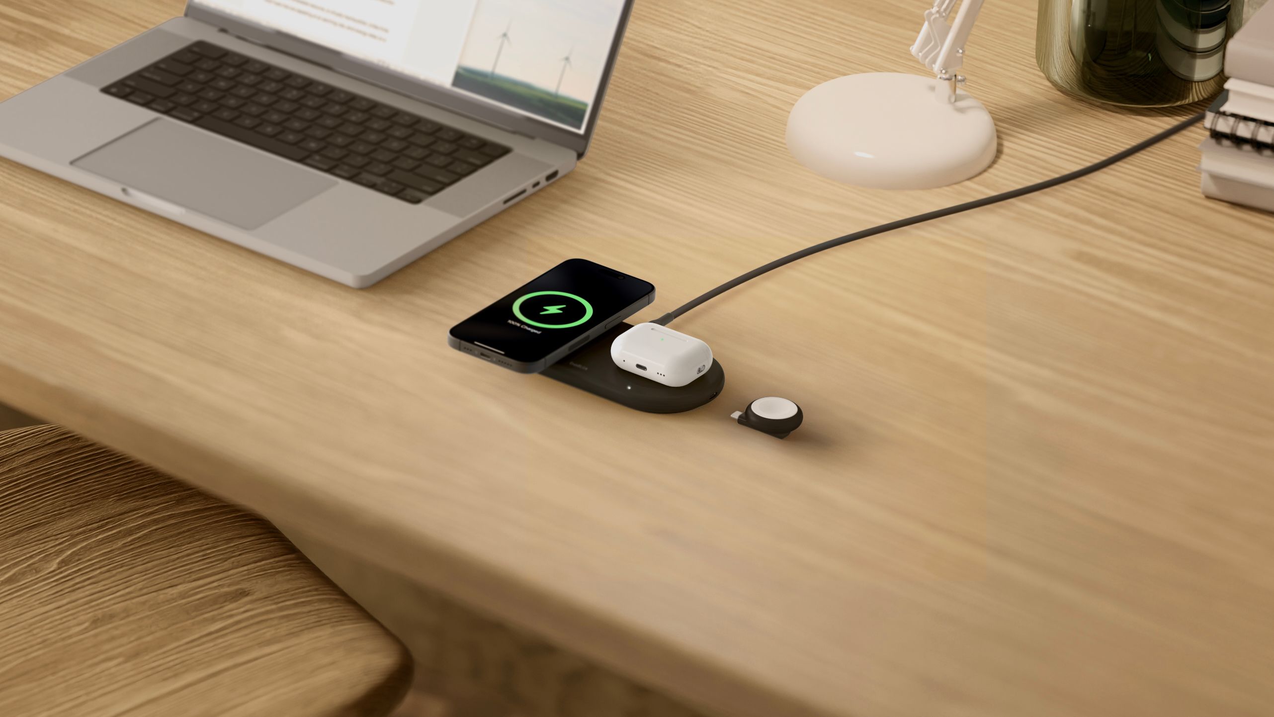 یک پد شارژ بی سیم Belkin روی میز چوبی.