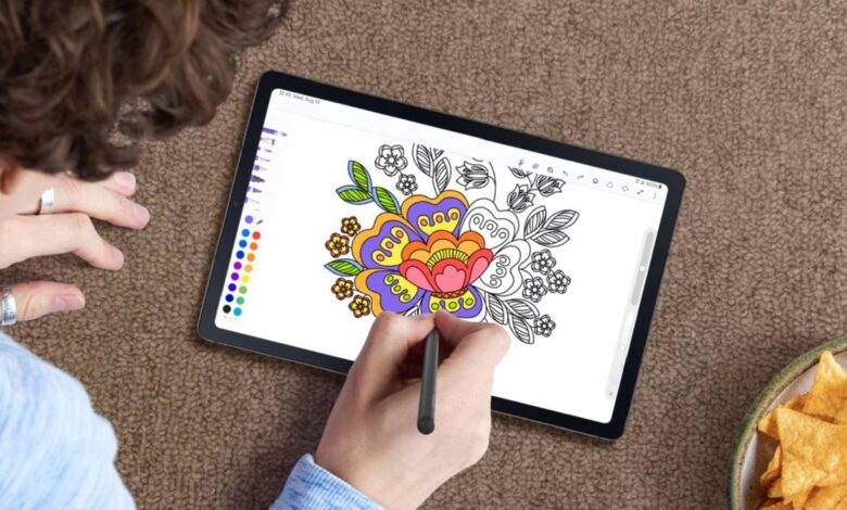 Man drawing on the Samsung Galaxy Tab S6 Lite with S pen
