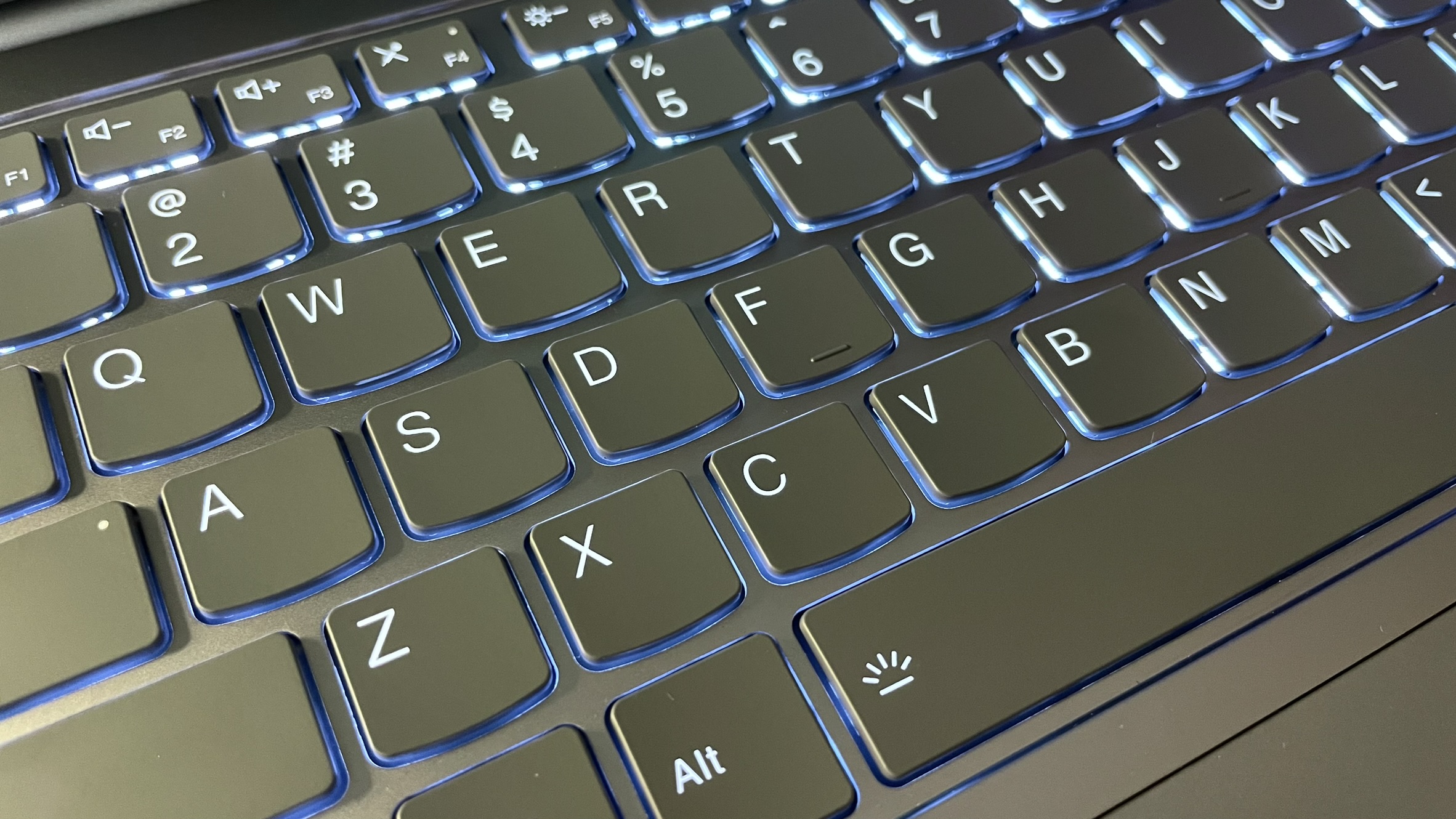 کلیدهای خمیده Lenovo Slim 7i Gen 9 2024 روی صفحه کلید لپ تاپ