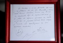 دستمال سفری لیونل مسی که انتقال بارسلونا را امضا کرد به قیمت 965 هزار دلار در حراجی فروخته شد |  اخبار فوتبال