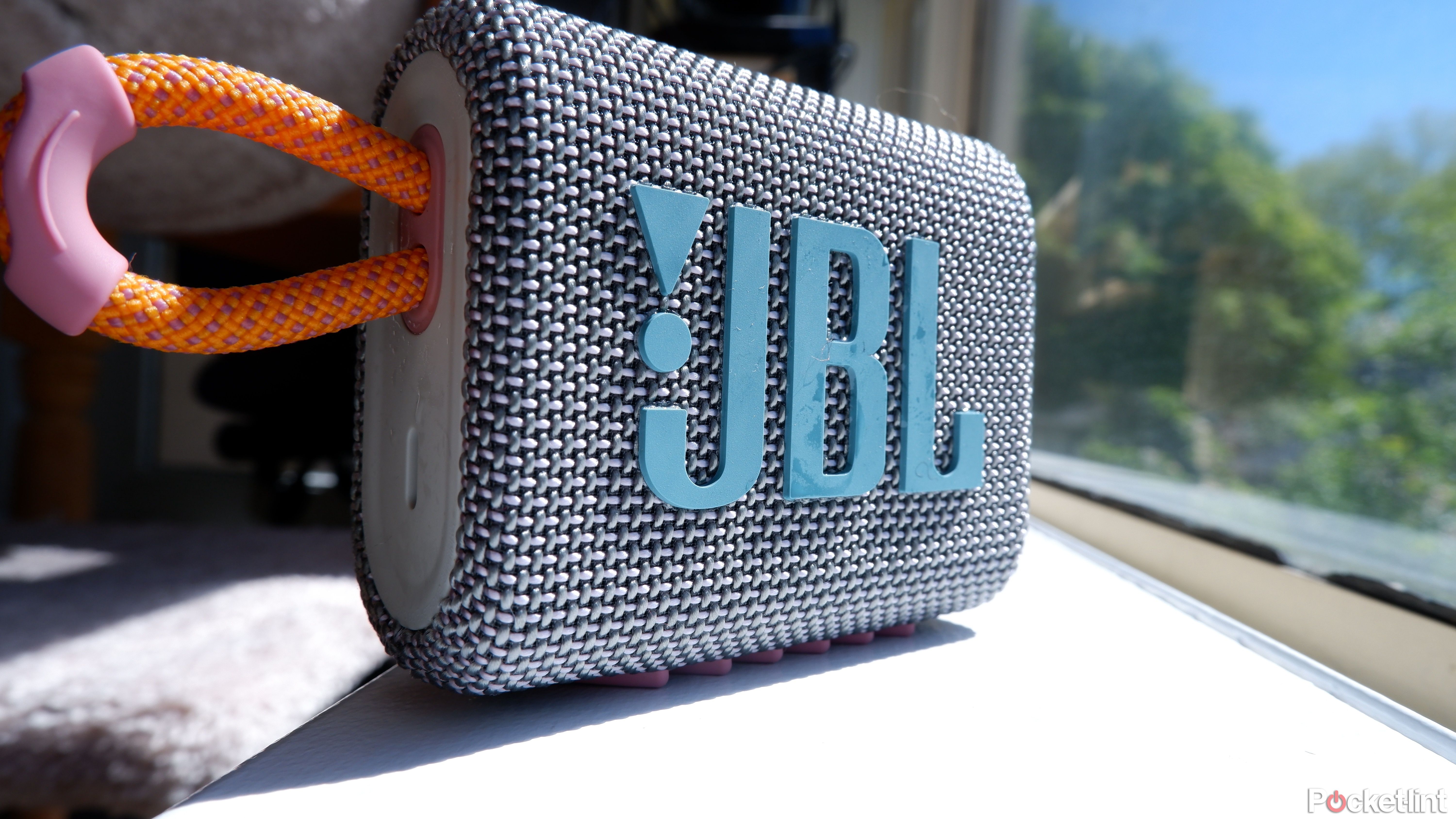 JBL Go 3 روی یک پنجره نشسته است