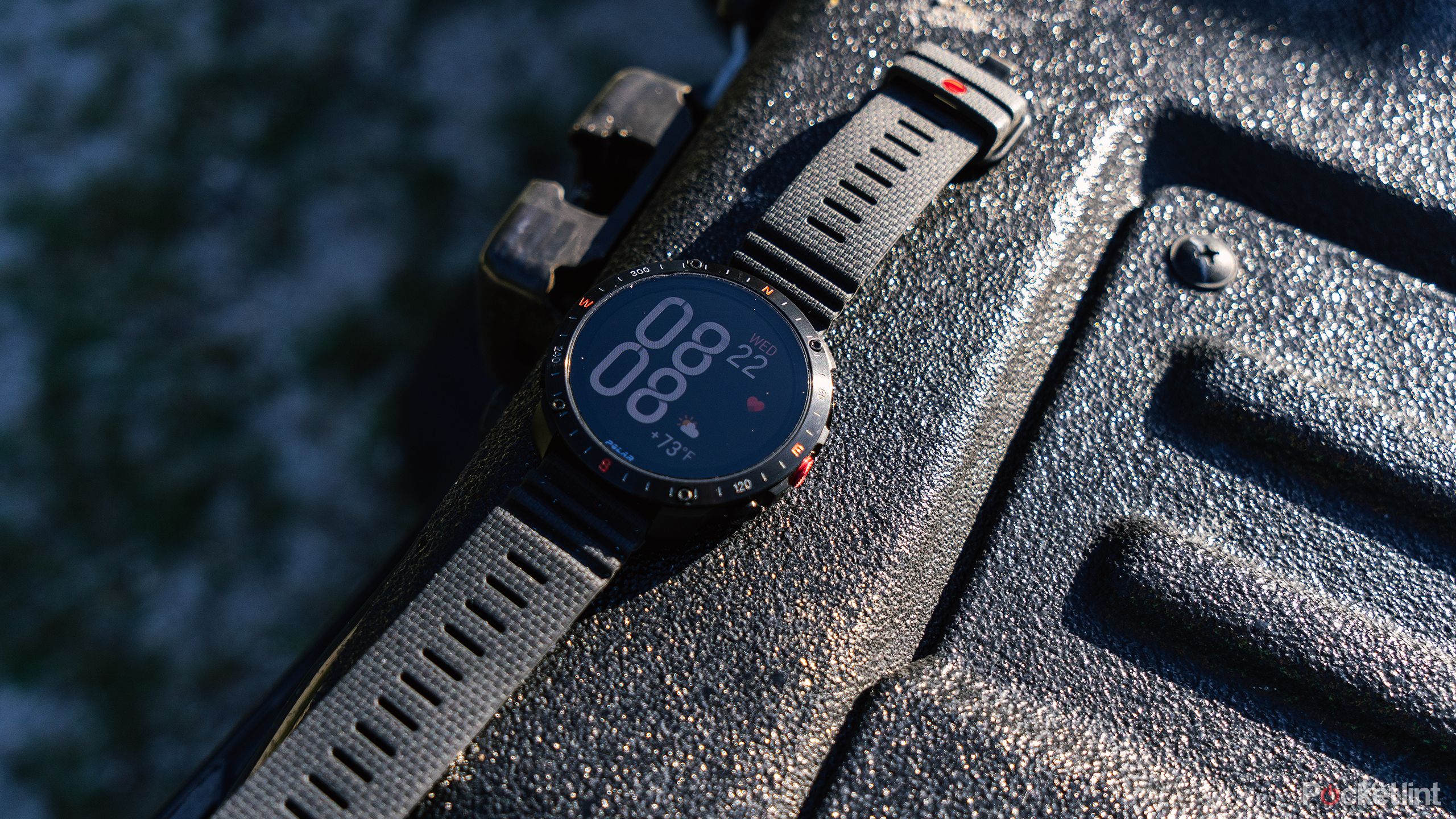 ساعت هوشمند Polar Grit X2 Pro روی تخت کامیون مشکی قرار گرفته است. 