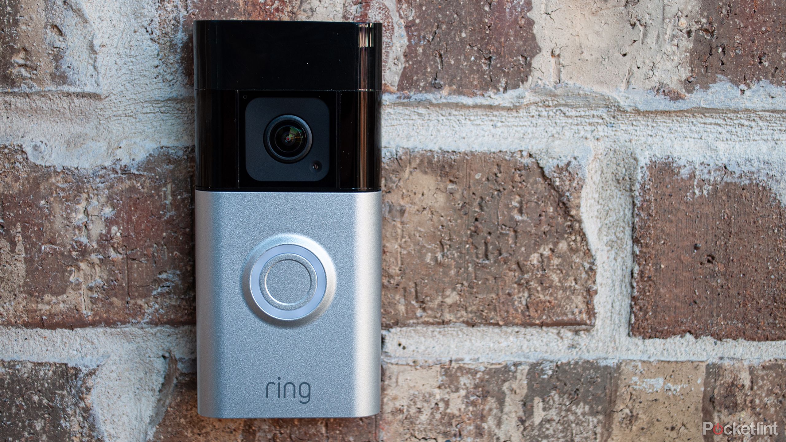 Battery Doorbell Pro روی یک دیوار آجری قرار دارد