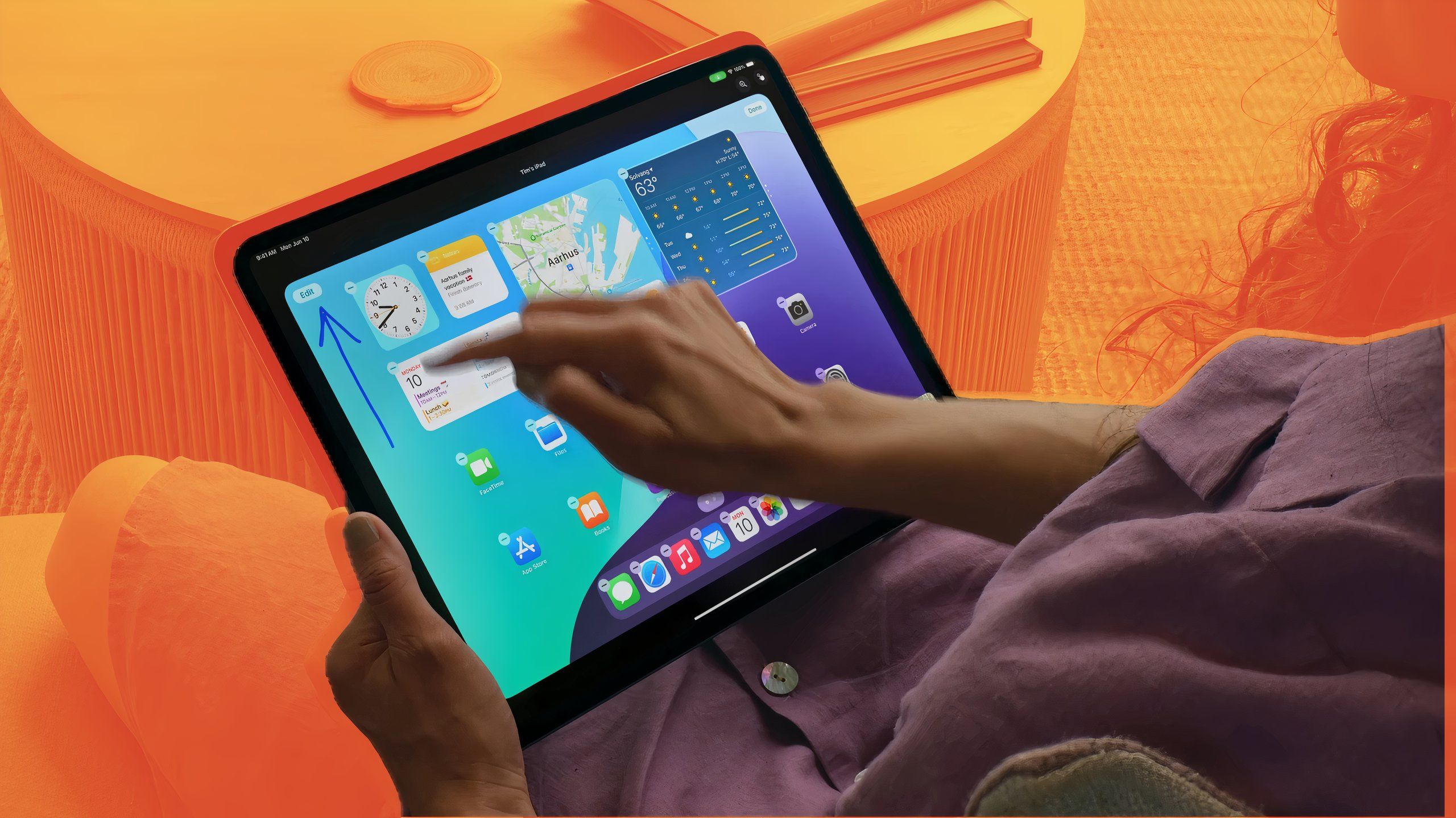 apple ipadOS 18 به اشتراک گذاری روی زنی که تبلت را در دست دارد