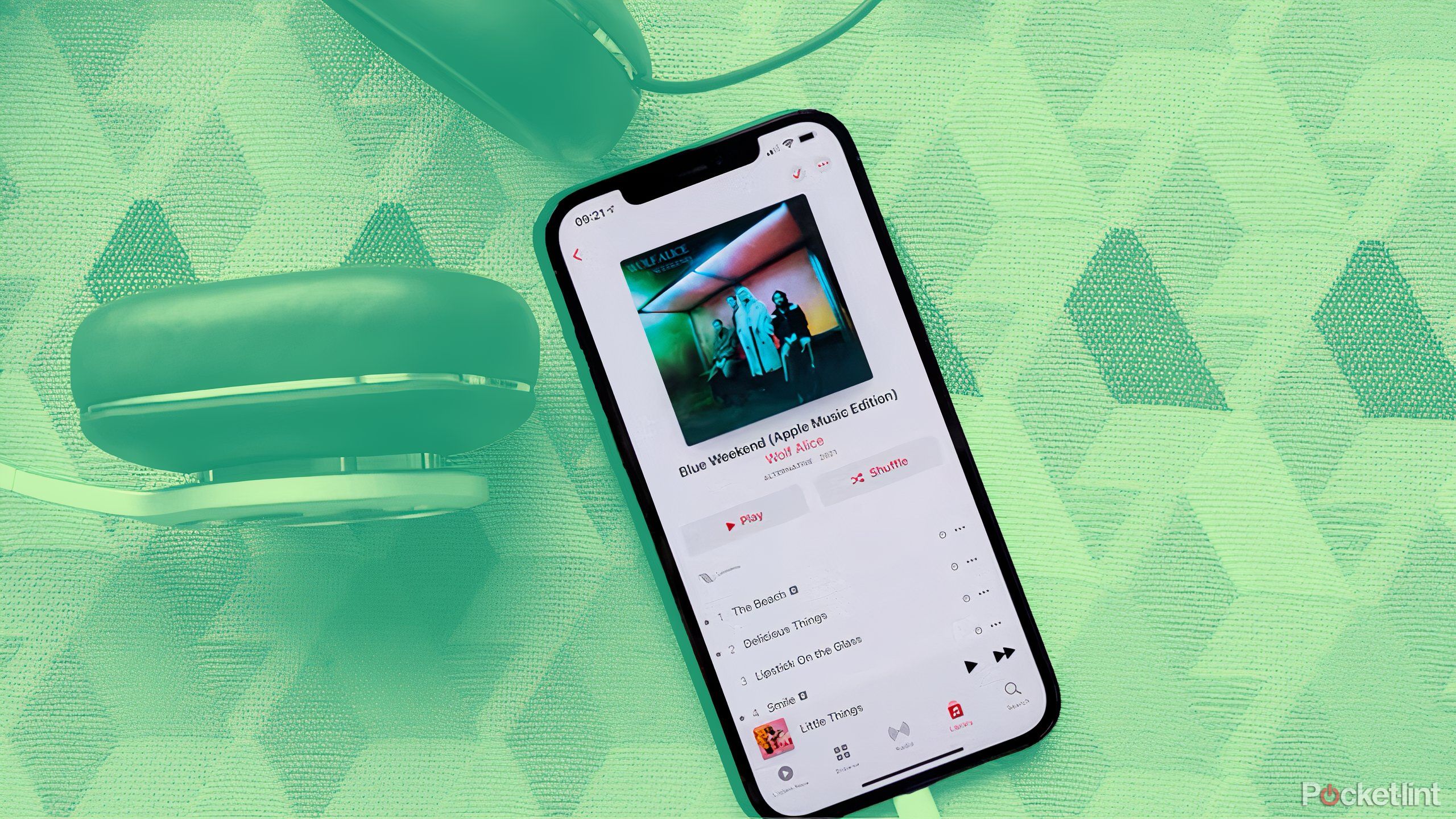 یک آیفون در حال پخش موسیقی اپل با هدفون سیمی