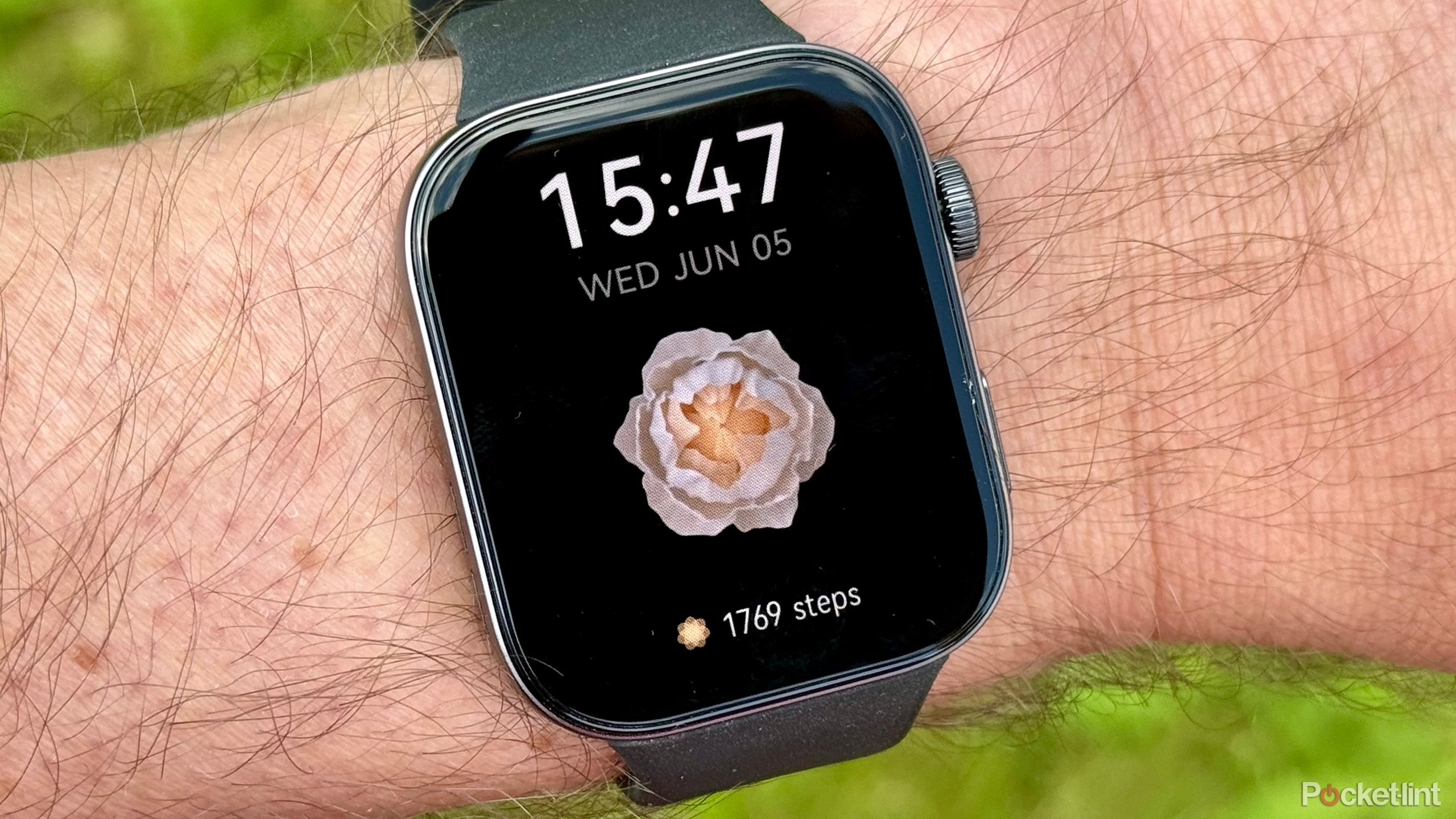 شخصی که ساعت huawei fit 3 را با صفحه ساعت گلدار پوشیده است