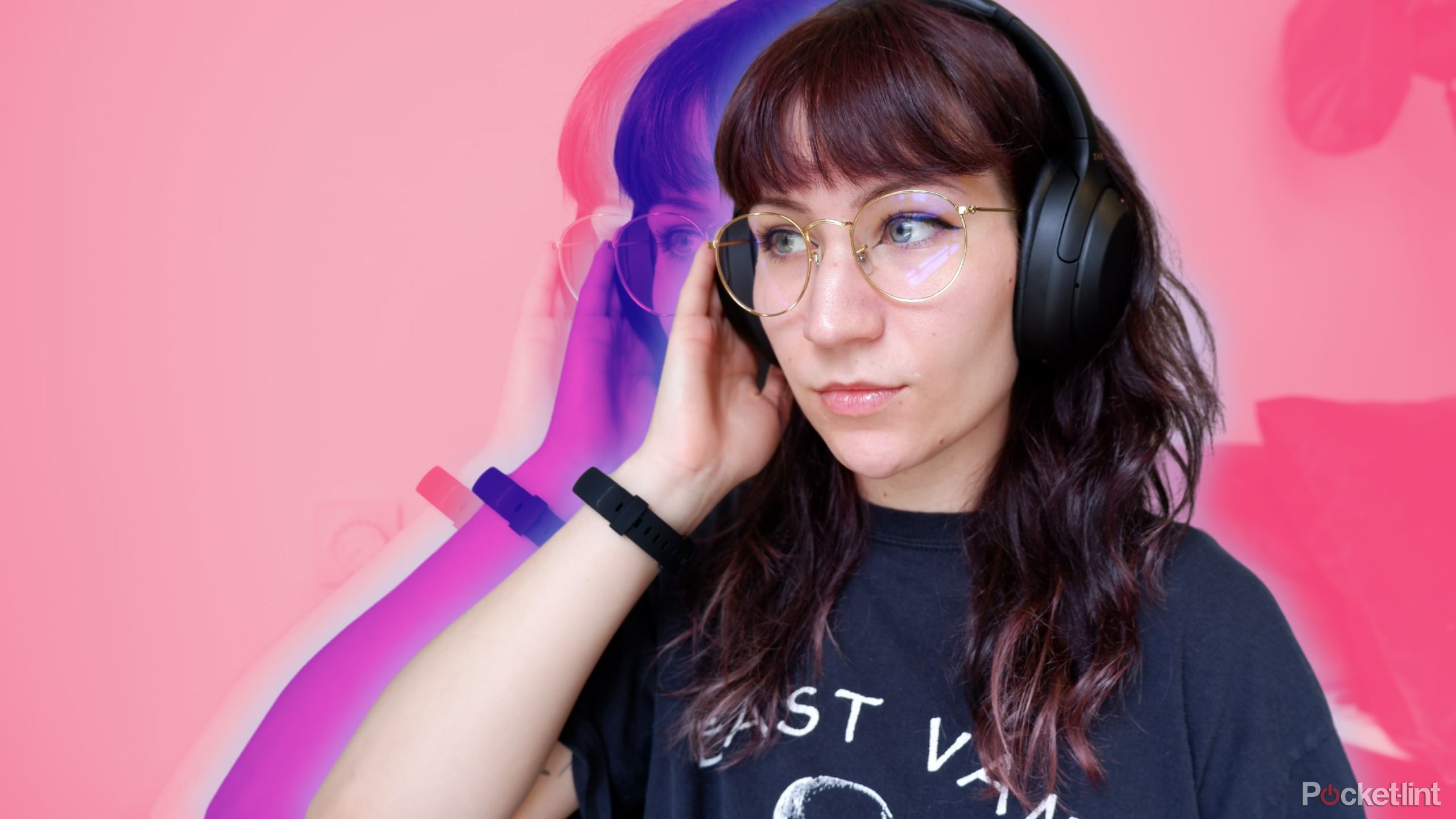 زنی که Sony WH-1000XM4 را پوشیده و دستش را در سمت راست بسته است و نحوه فعال شدن حالت شفافیت را نشان میدهد.