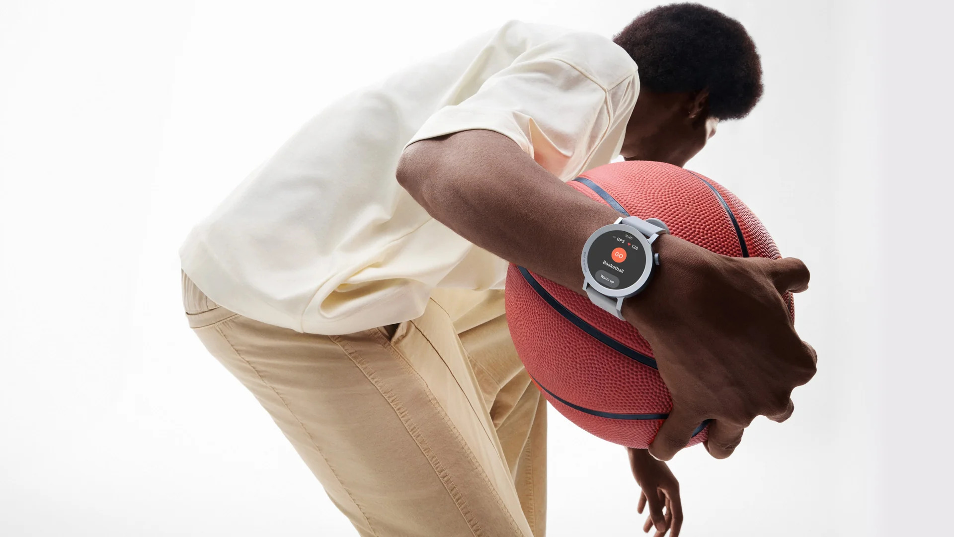 مردی که CMF by Nothing Watch Pro 2 را در حالی که توپ بسکتبال در دست دارد پوشیده است