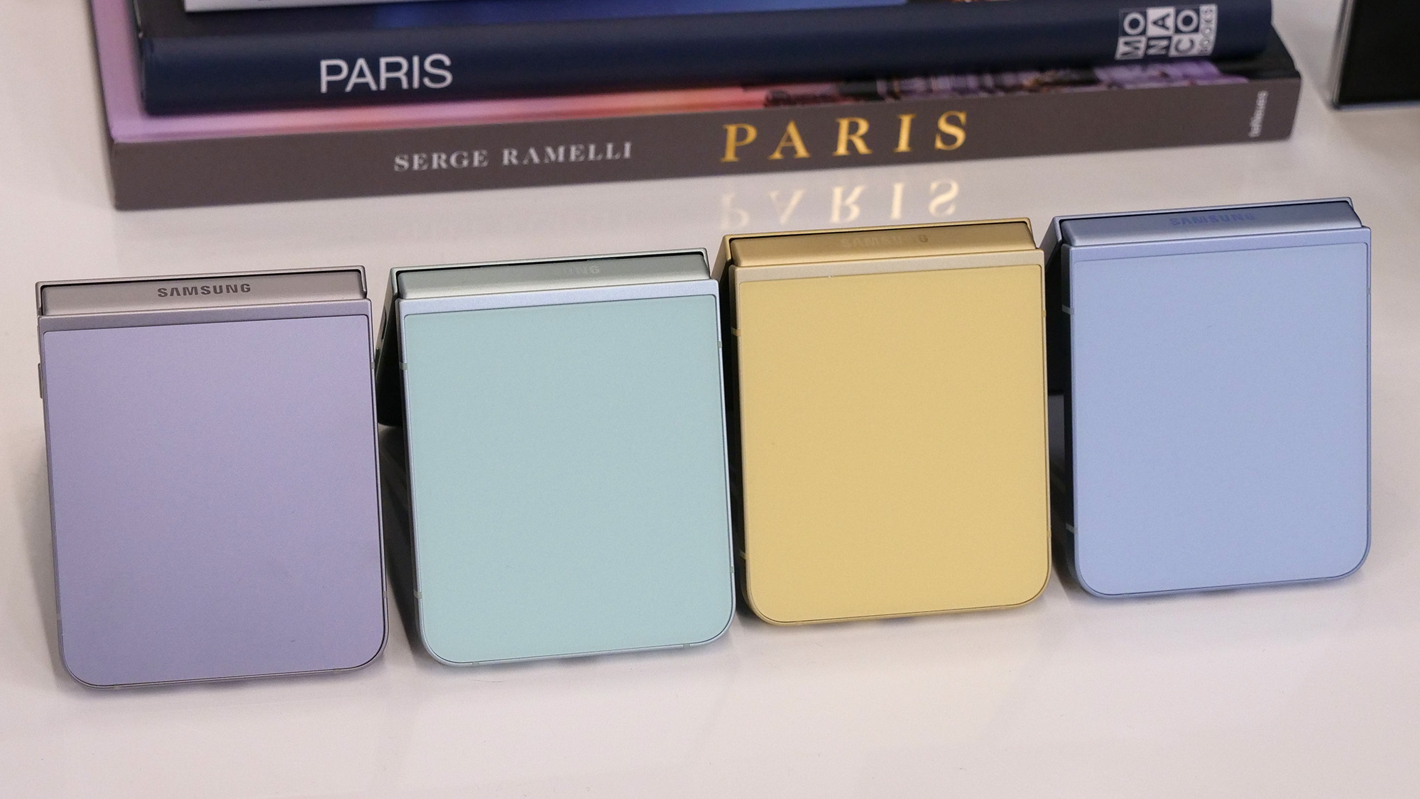 Samsung Galaxy Z Flip 6 روی میز