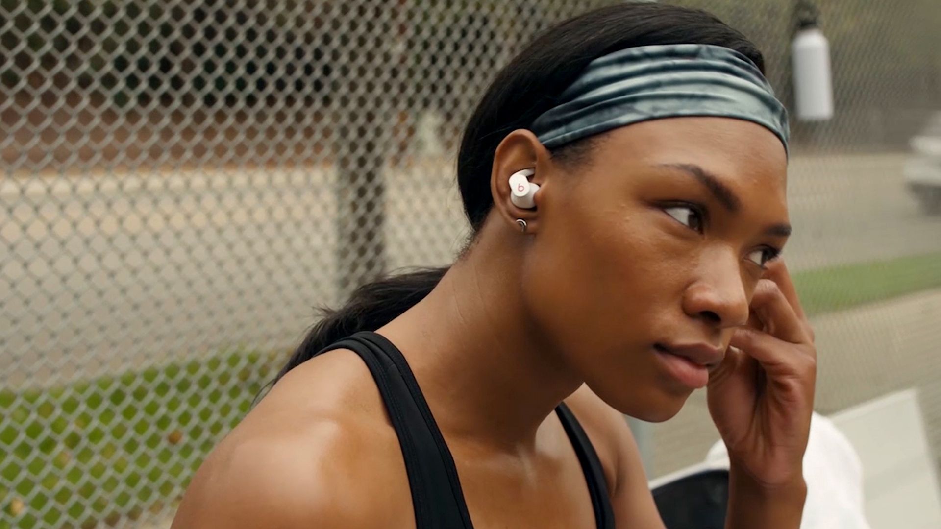 ورزشکاری که از Beats Fit Pro در فضای باز استفاده می کند.