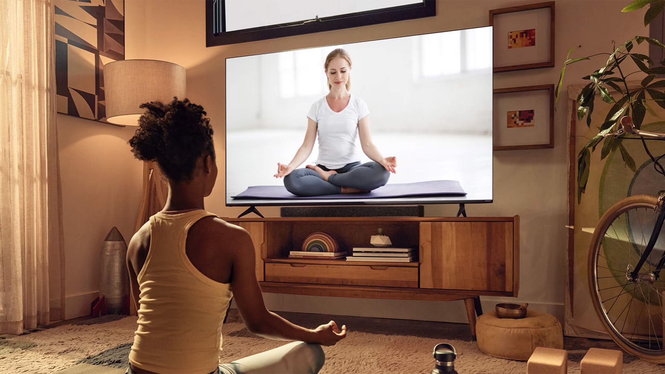 فردی که در Vizio TV در کلاس مدیتیشن شرکت می کند. 