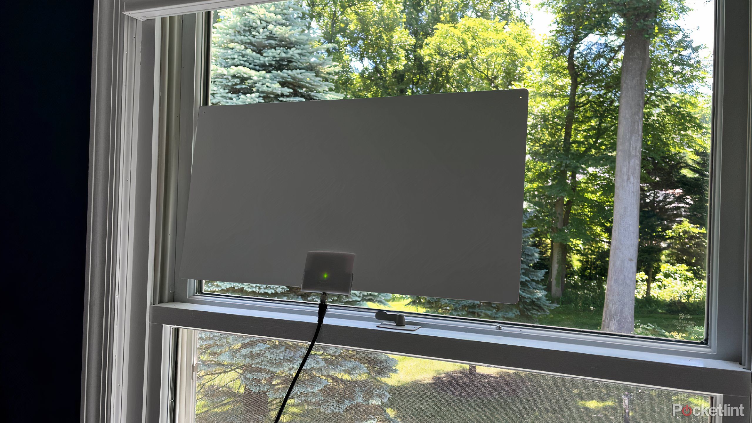 آنتن تلویزیون دیجیتال mohu leaf supreme pro در یک پنجره