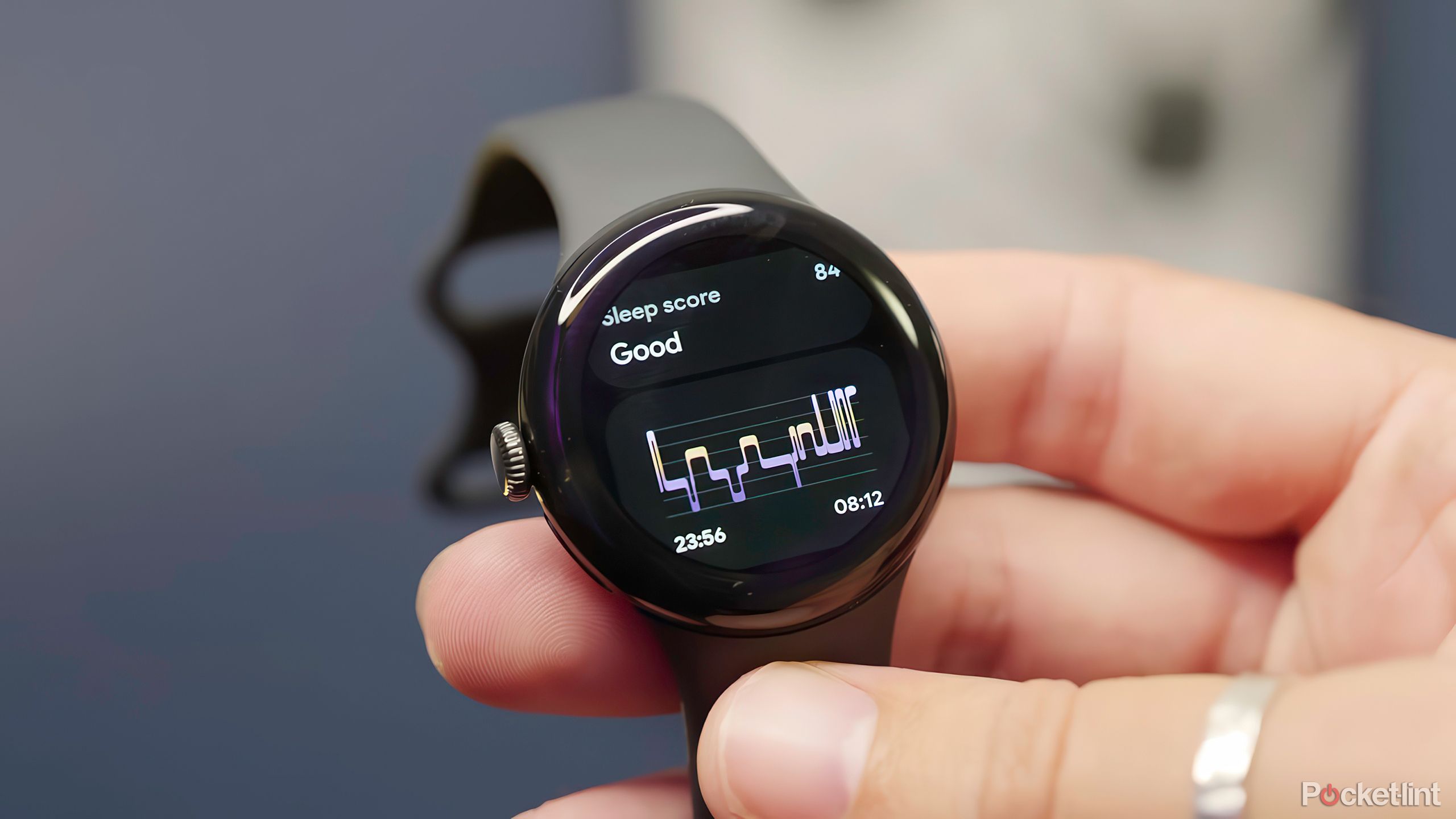 یک دست Pixel Watch 2 را با قابلیت ردیابی خواب روی نمایشگر نگه می‌دارد. 