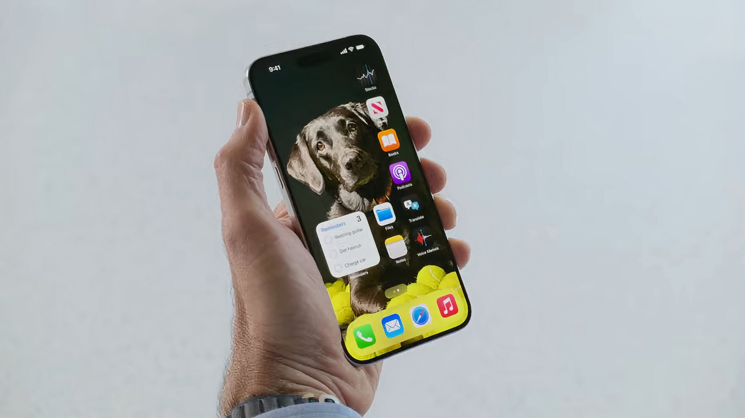 صفحه اصلی iOS 18 با برنامههایی که در اطراف پسزمینه چیده شدهاند.
