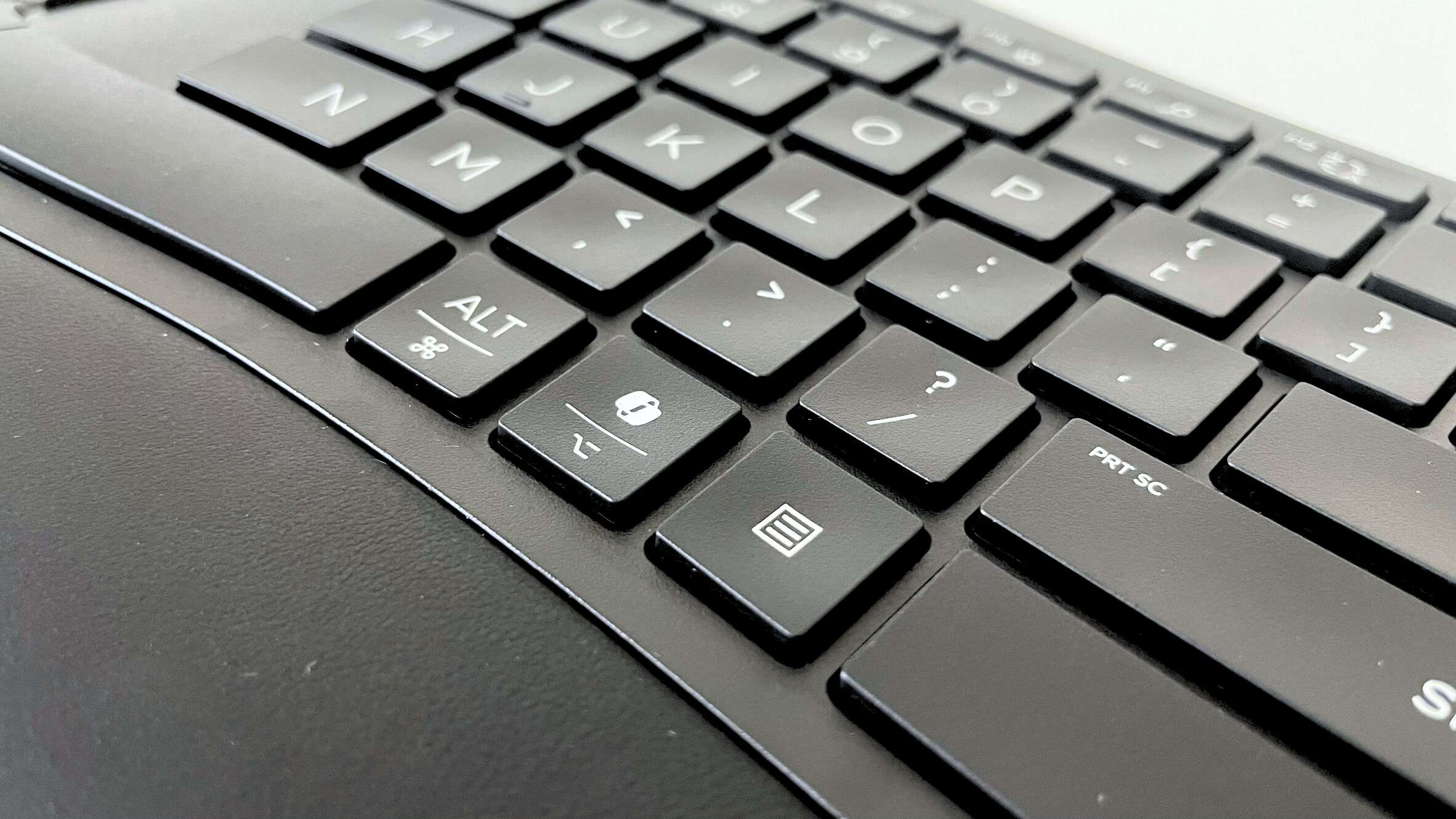 از نزدیک کلید اختصاصی هوش مصنوعی Copilot در صفحه‌کلید بی‌سیم ارگونومیک HP 960