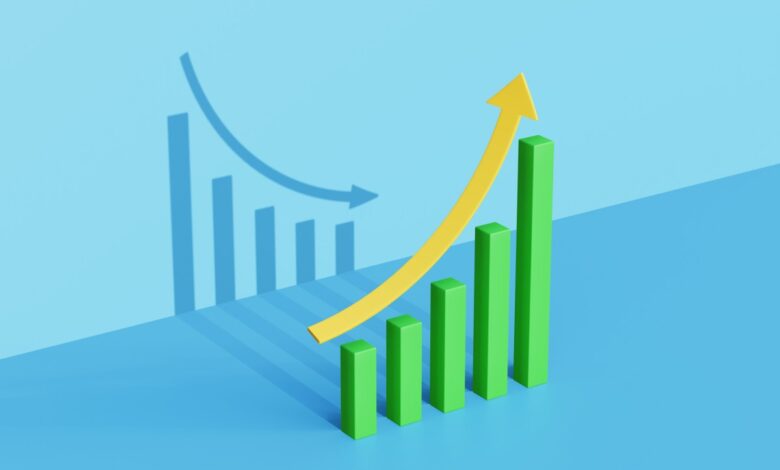 a green bar chart topped with an arrow going up to the right in front of its shadow which shows the opposite