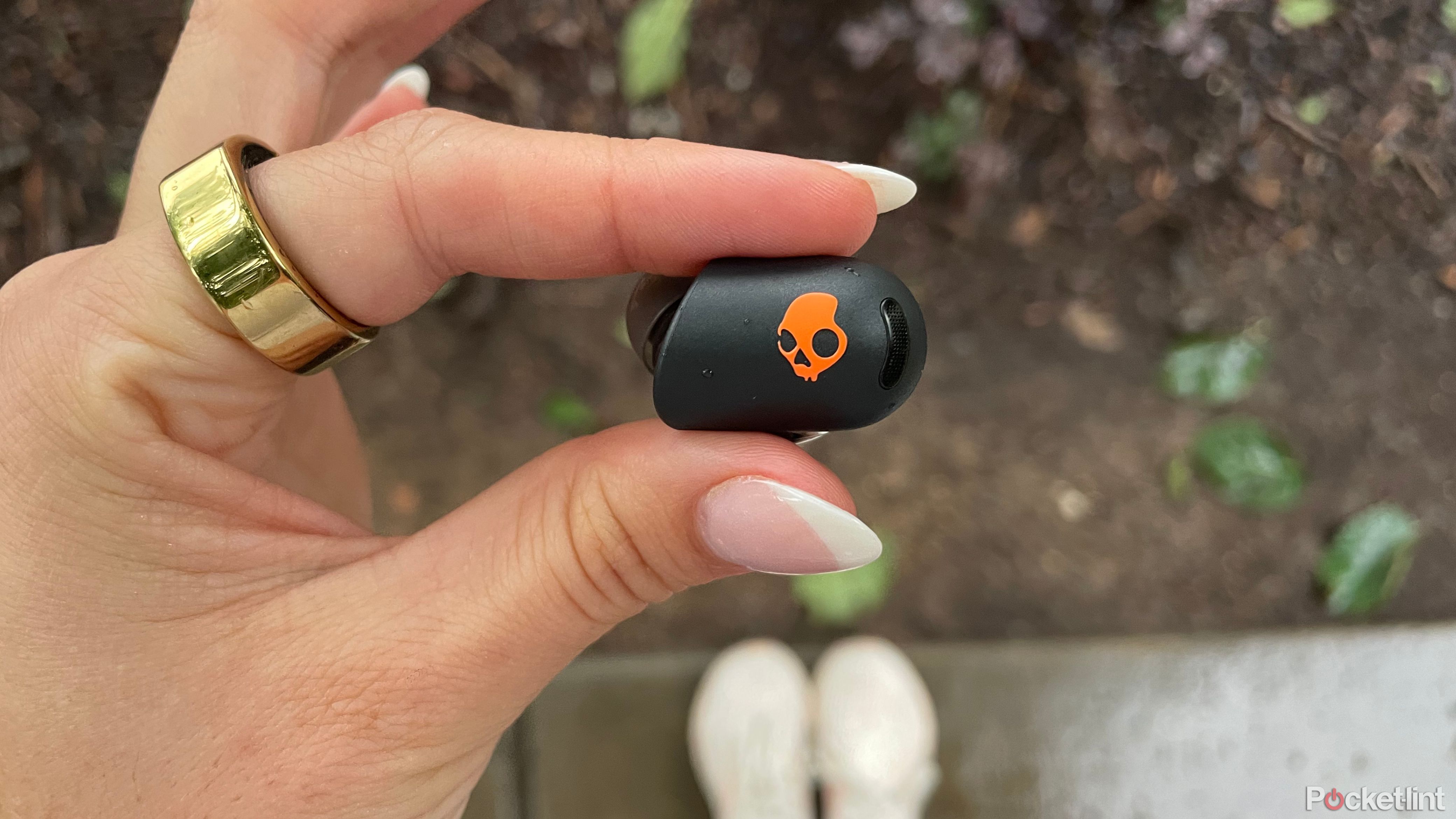 شخصی که یک هدفون Skullcandy Sesh ANC Active در دست دارد