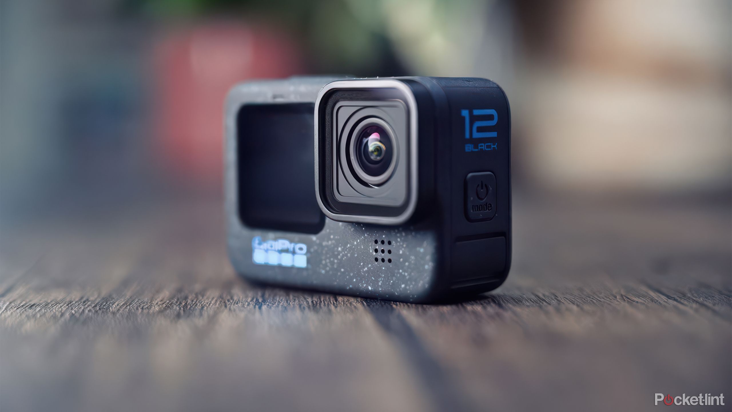 GoPro Hero 12 Black روی یک میز چوبی قرار گرفته است. 