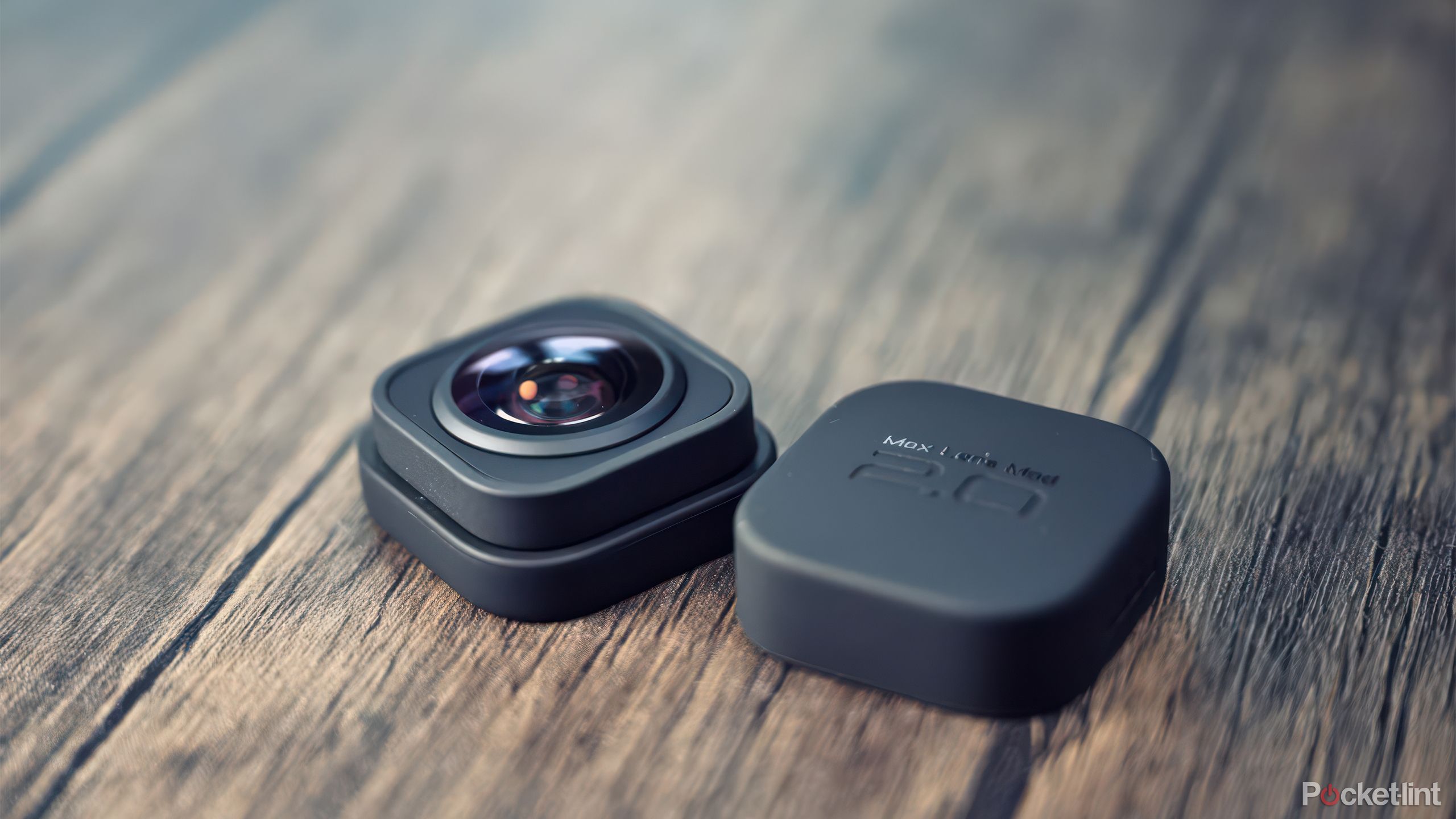GoPro Max Lens Mod روی یک میز چوبی با پوشش خود قرار می گیرد. 