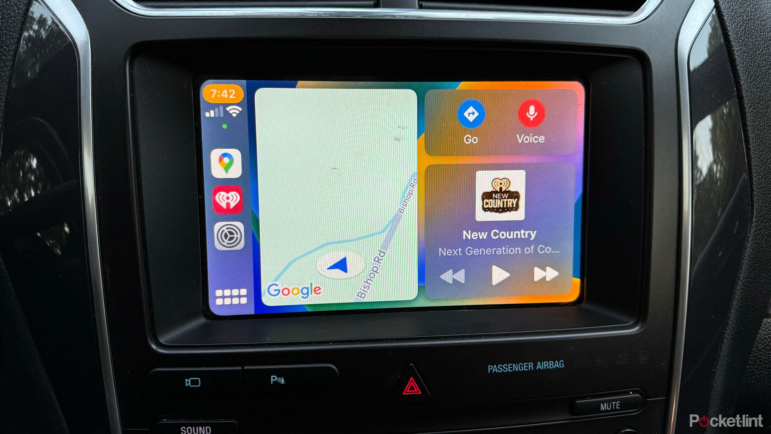 صفحه نمایش اطلاعات سرگرمی خودرو، Apple CarPlay را نمایش می دهد