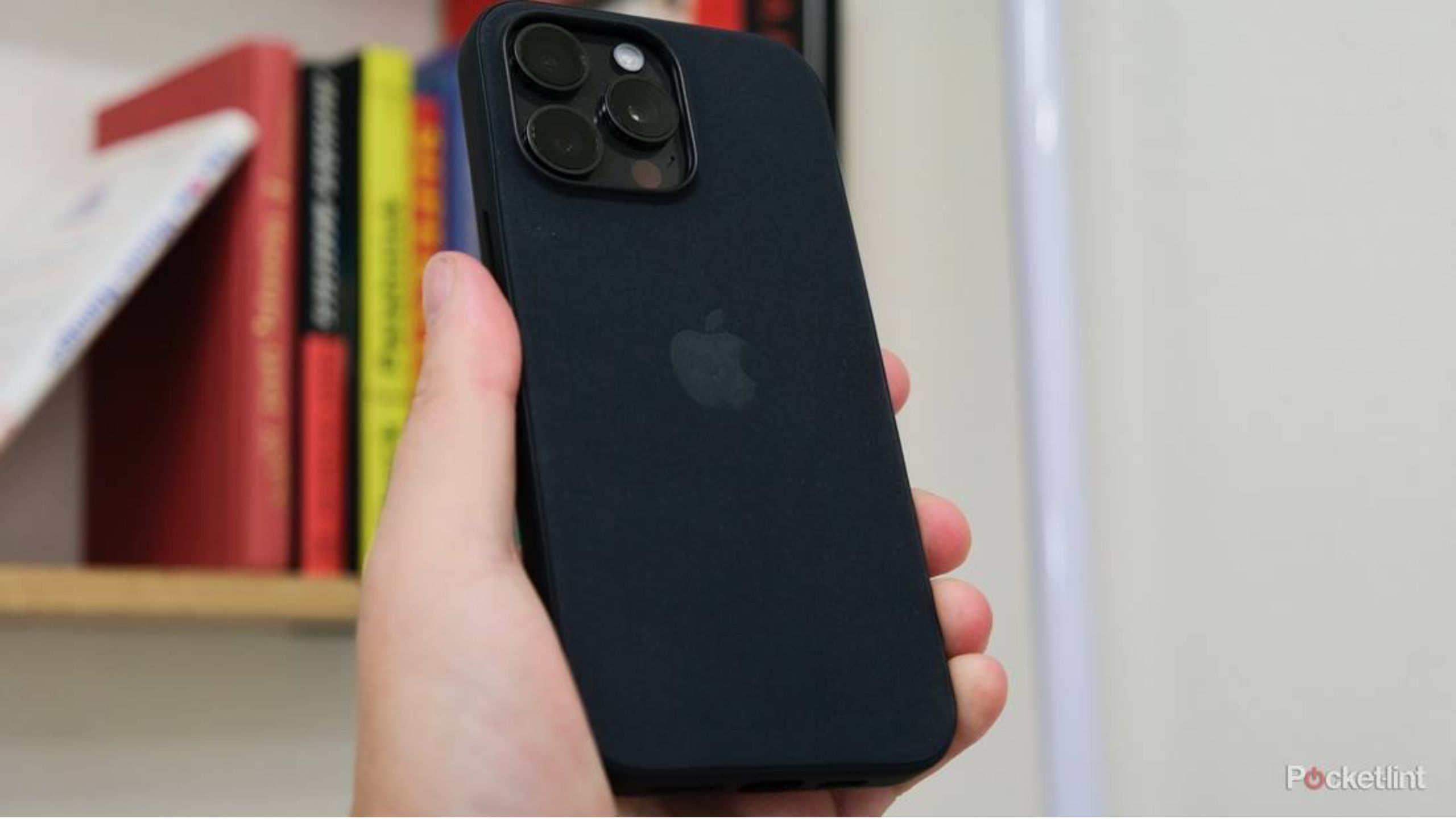 قاب FineWoven اپل در تلفن 15 پرو