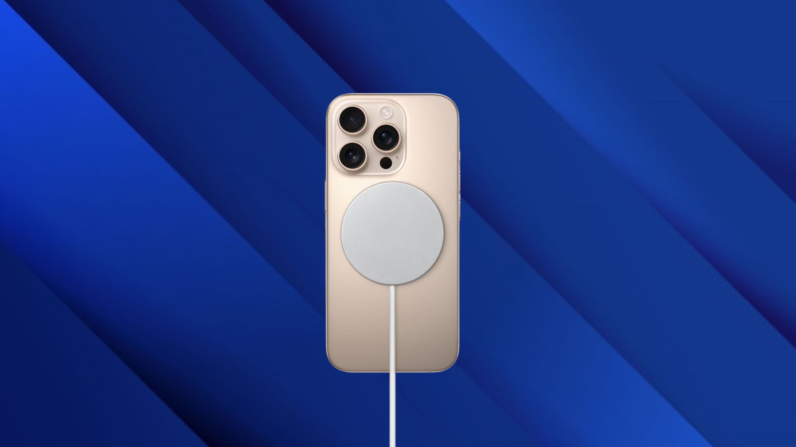 یک شارژر MagSafe در پشت آیفون 16 پرو.