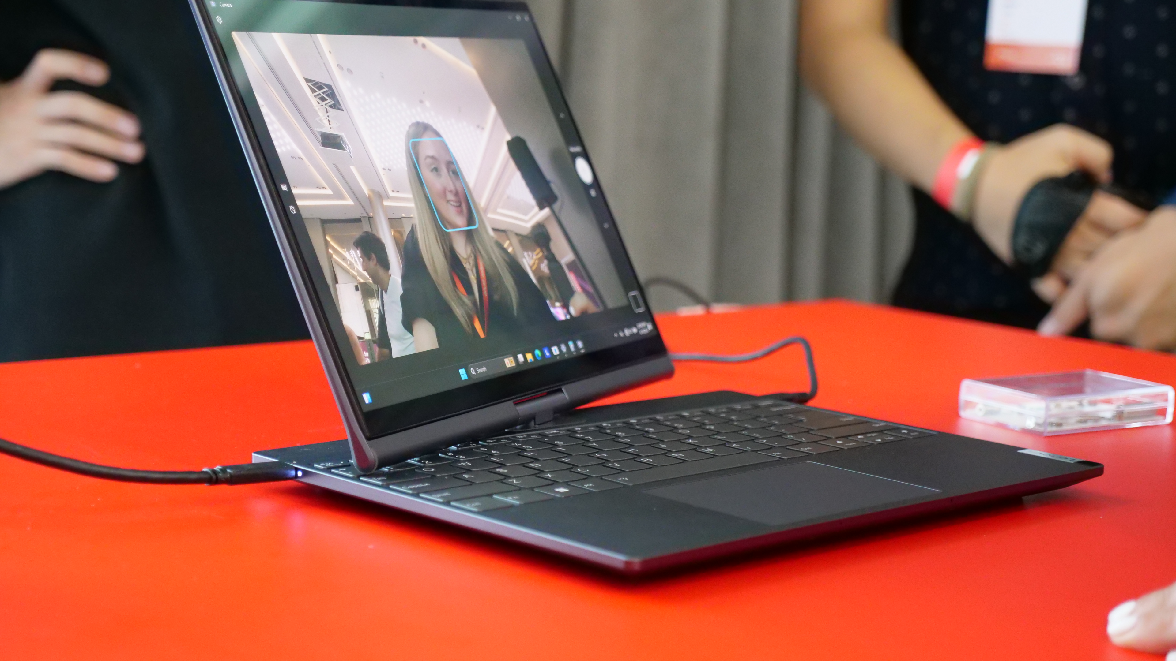 رایانه شخصی با هوش مصنوعی Lenovo Auto Twist چهره افراد را ردیابی می کند و برای متمرکز نگه داشتن آنها روی ویدیو حرکت می کند