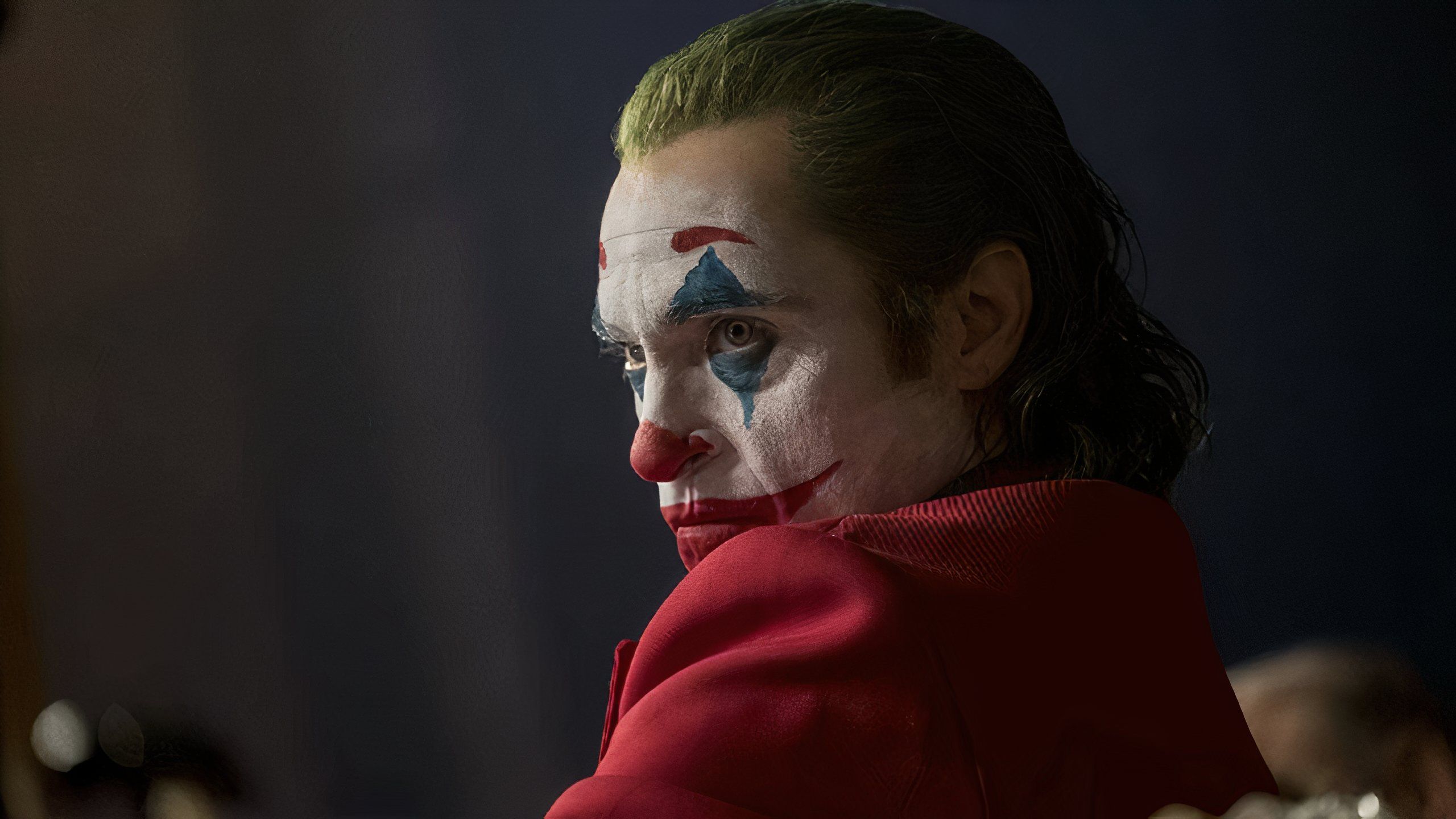 جوکر از بالای شانه اش نگاه می کند