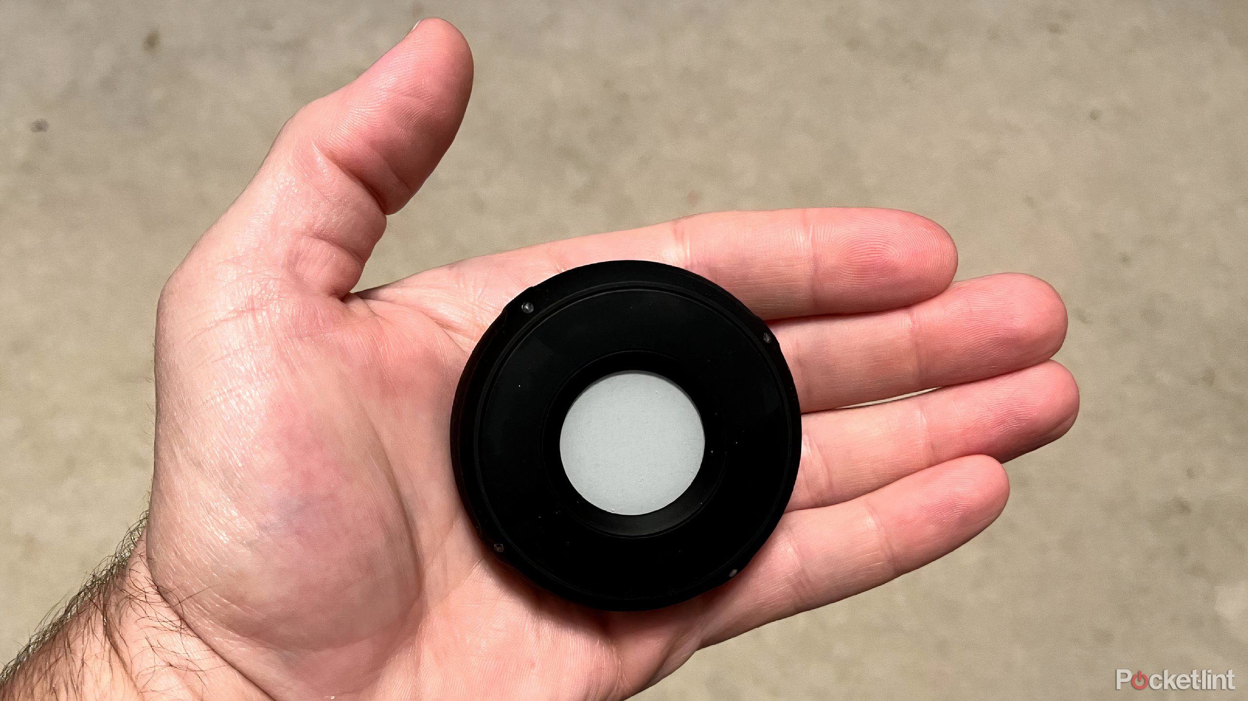 ریموت لینکسورا در دست