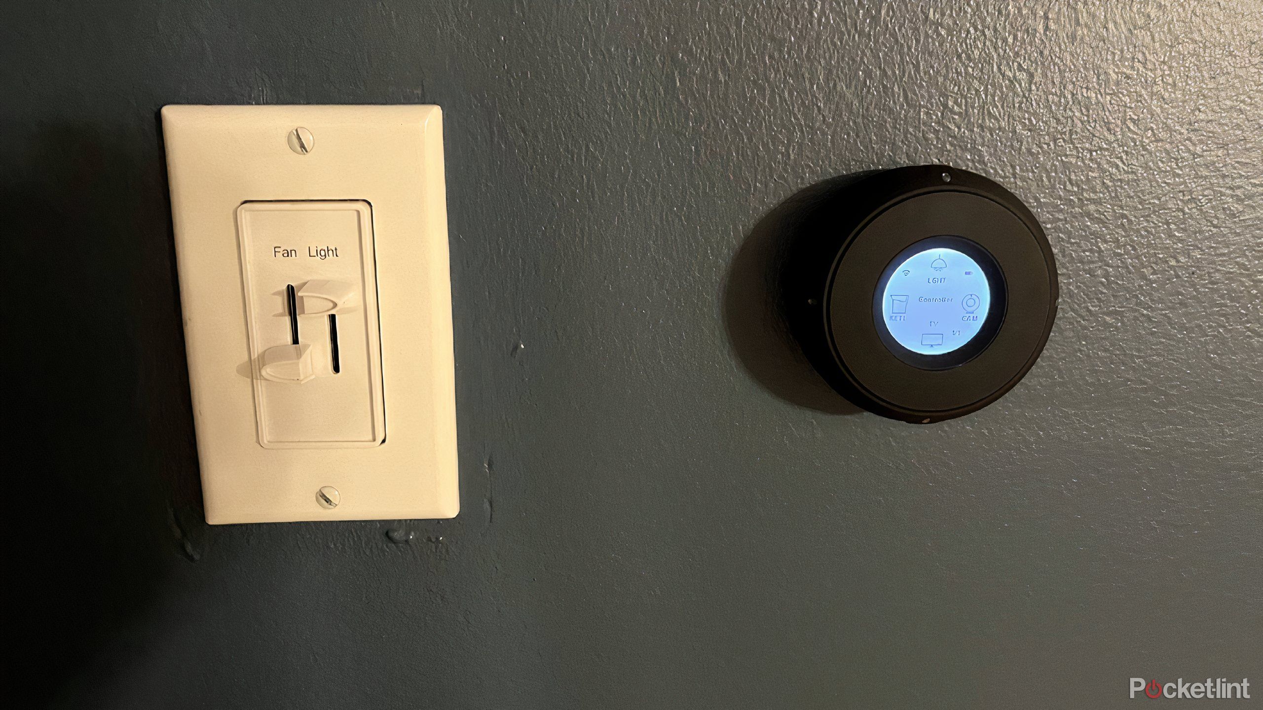 کنترل از راه دور linxura روی دیوار نصب شده است