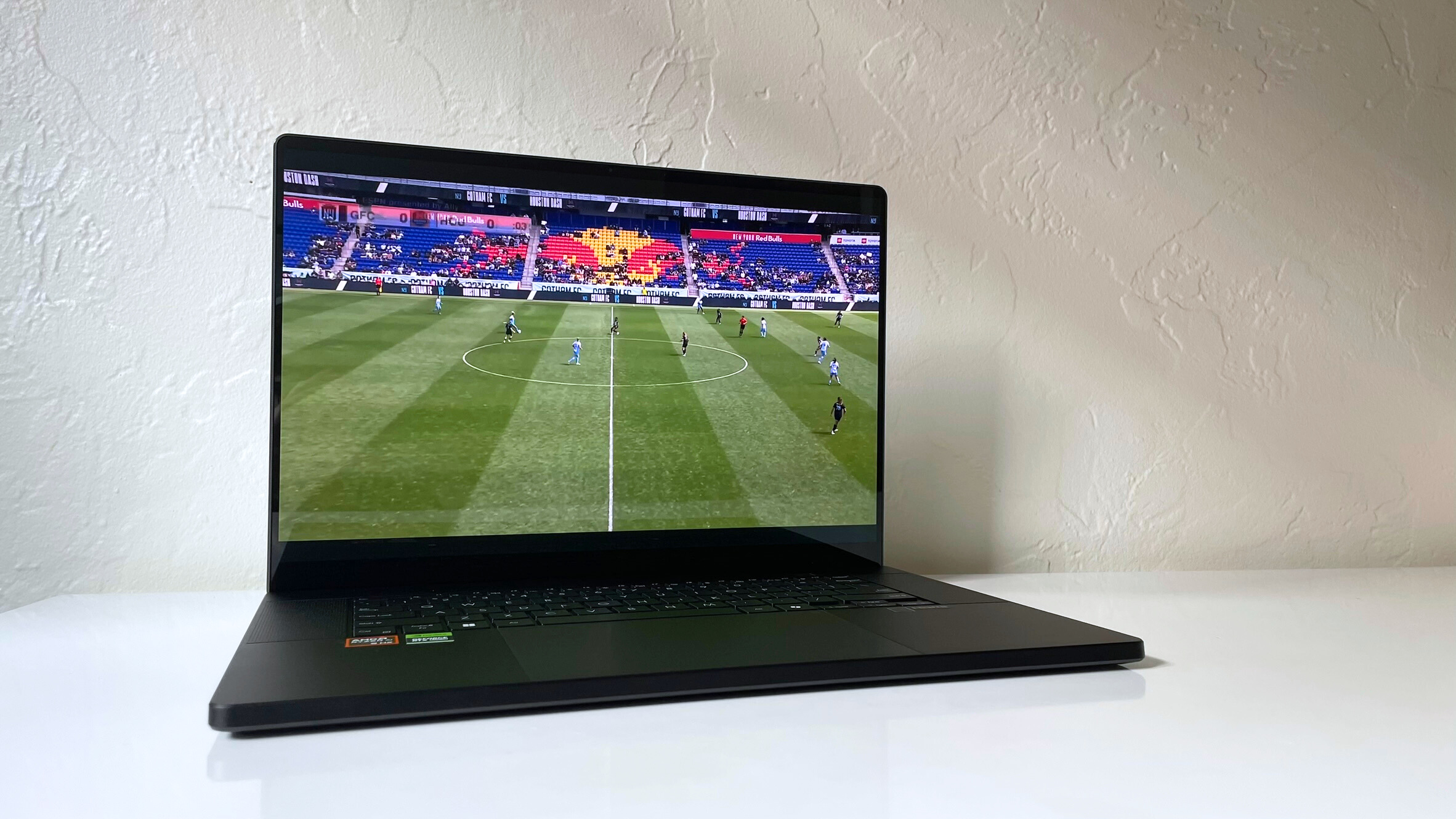 ASUS ProArt P16 در حال پخش نکات برجسته از یک مسابقه فوتبال NWSL روی میز سفید