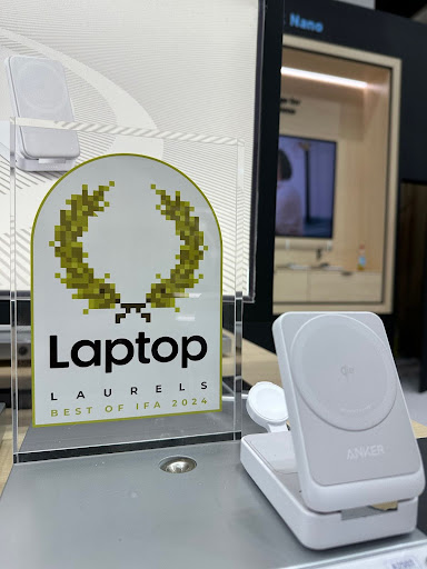 ایستگاه شارژ بیسیم Anker MagGo با پلاک Laptop Laurels Best of IFA 2024 پشت آن