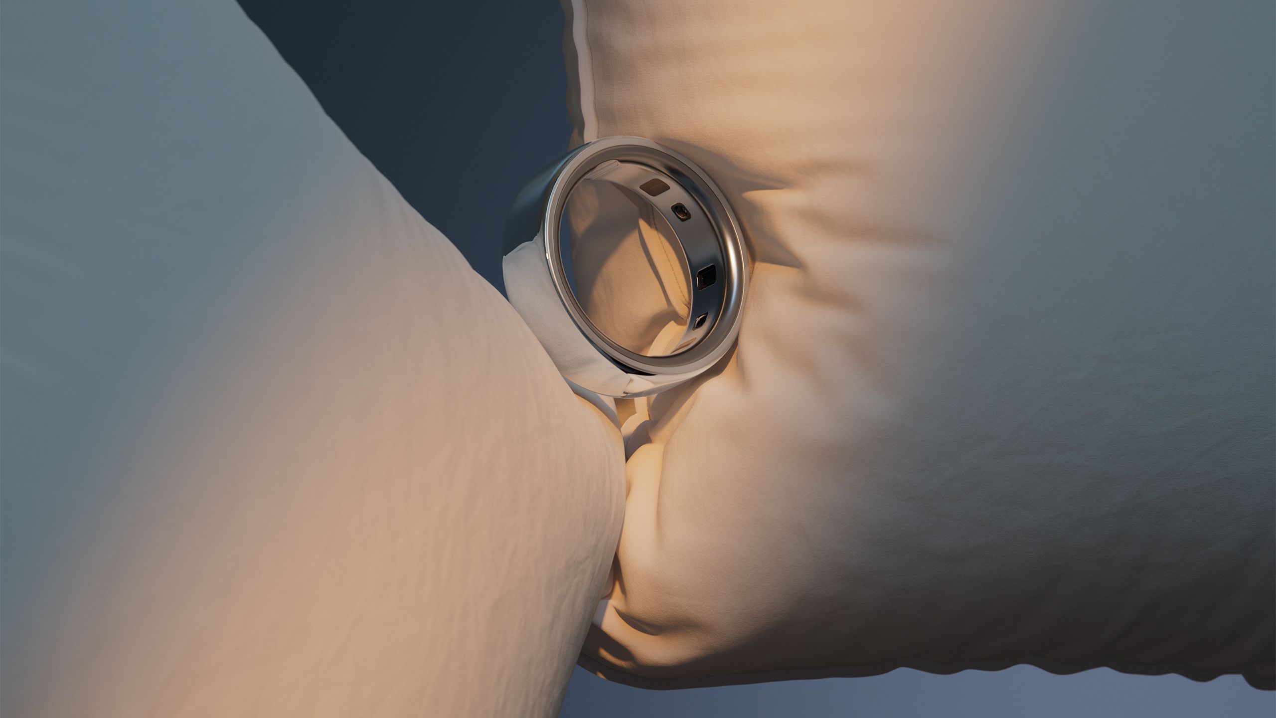 حلقه نقره ای Oura Ring 4 بین دو بالش متعادل است. 