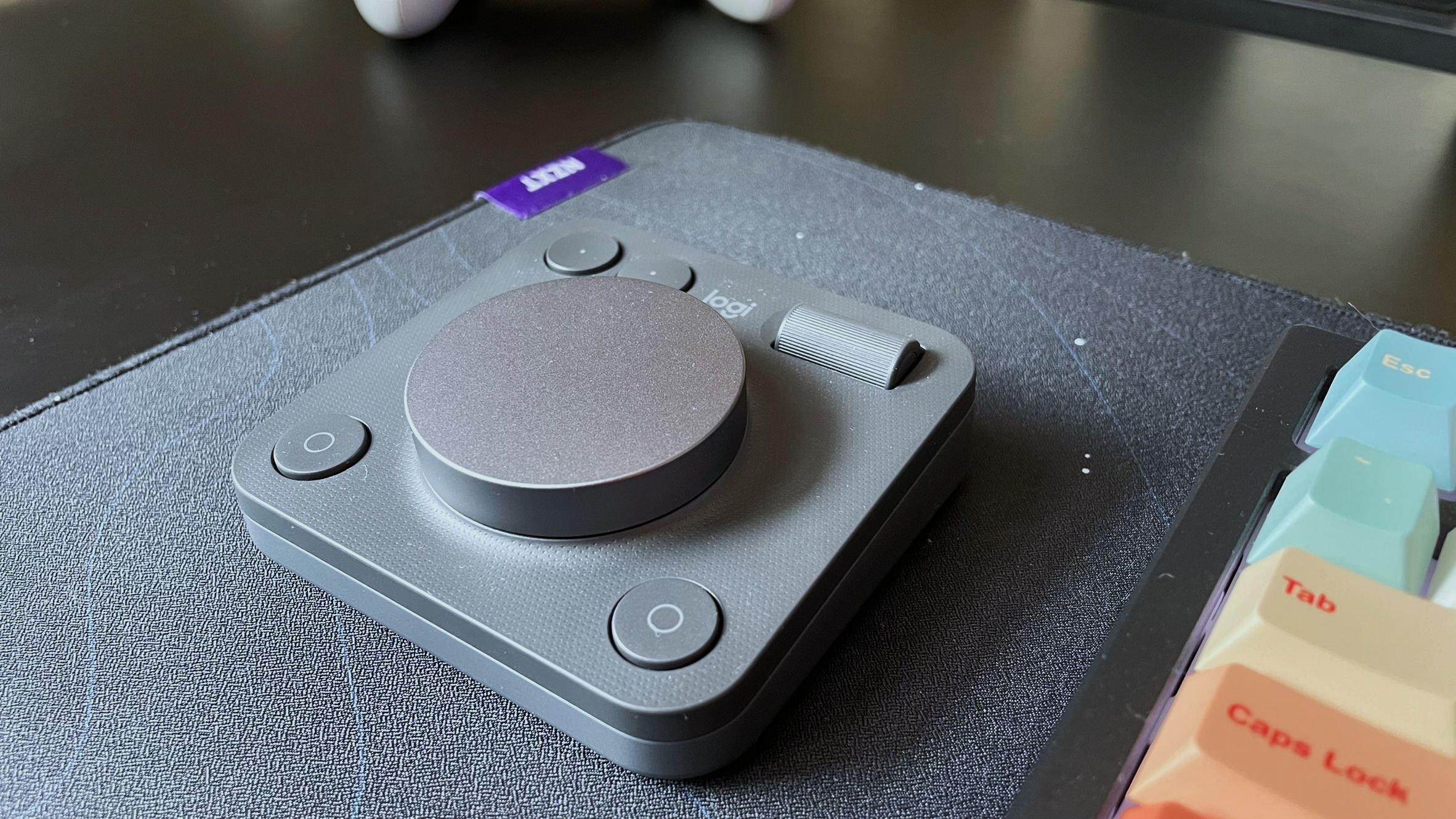 صفحه شماره گیری کنسول خلاق لاجیتک MX بر روی یک صفحه ماوس مشکی در کنار صفحه کلید چند رنگ